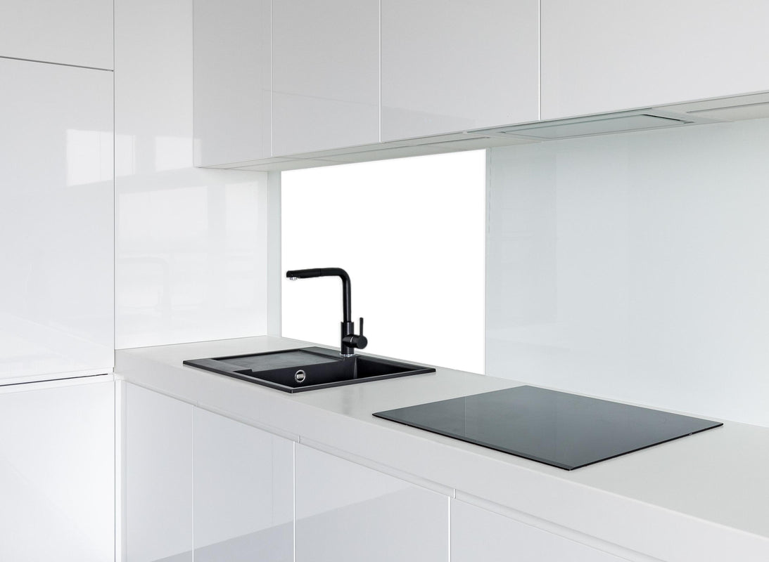 Spritzschutz - RAL Farbe Weiß hinter modernem schwarz-matten Spülbecken in weißer Hochglanz-Küche