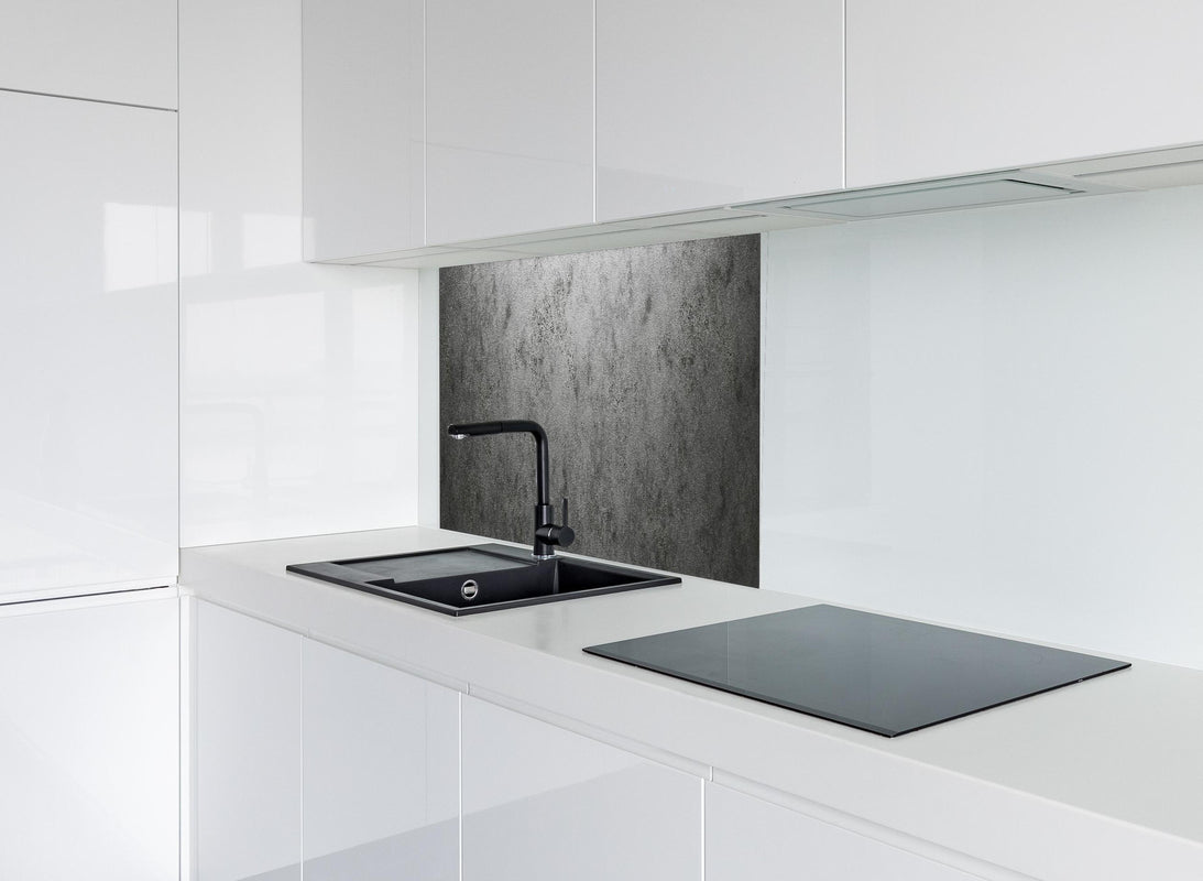 Spritzschutz - Raue metallische Oberfläche hinter modernem schwarz-matten Spülbecken in weißer Hochglanz-Küche