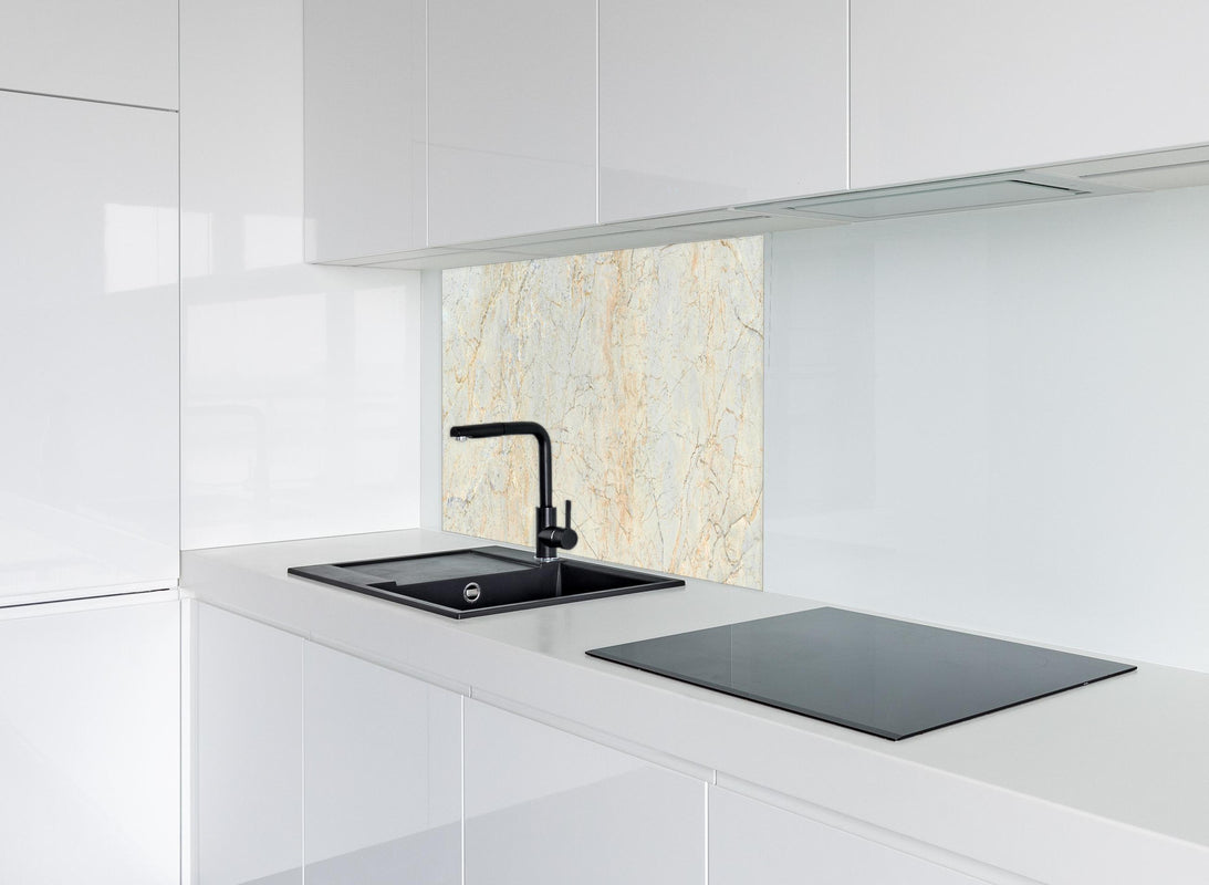 Spritzschutz - Rissige Marmorwand hinter modernem schwarz-matten Spülbecken in weißer Hochglanz-Küche
