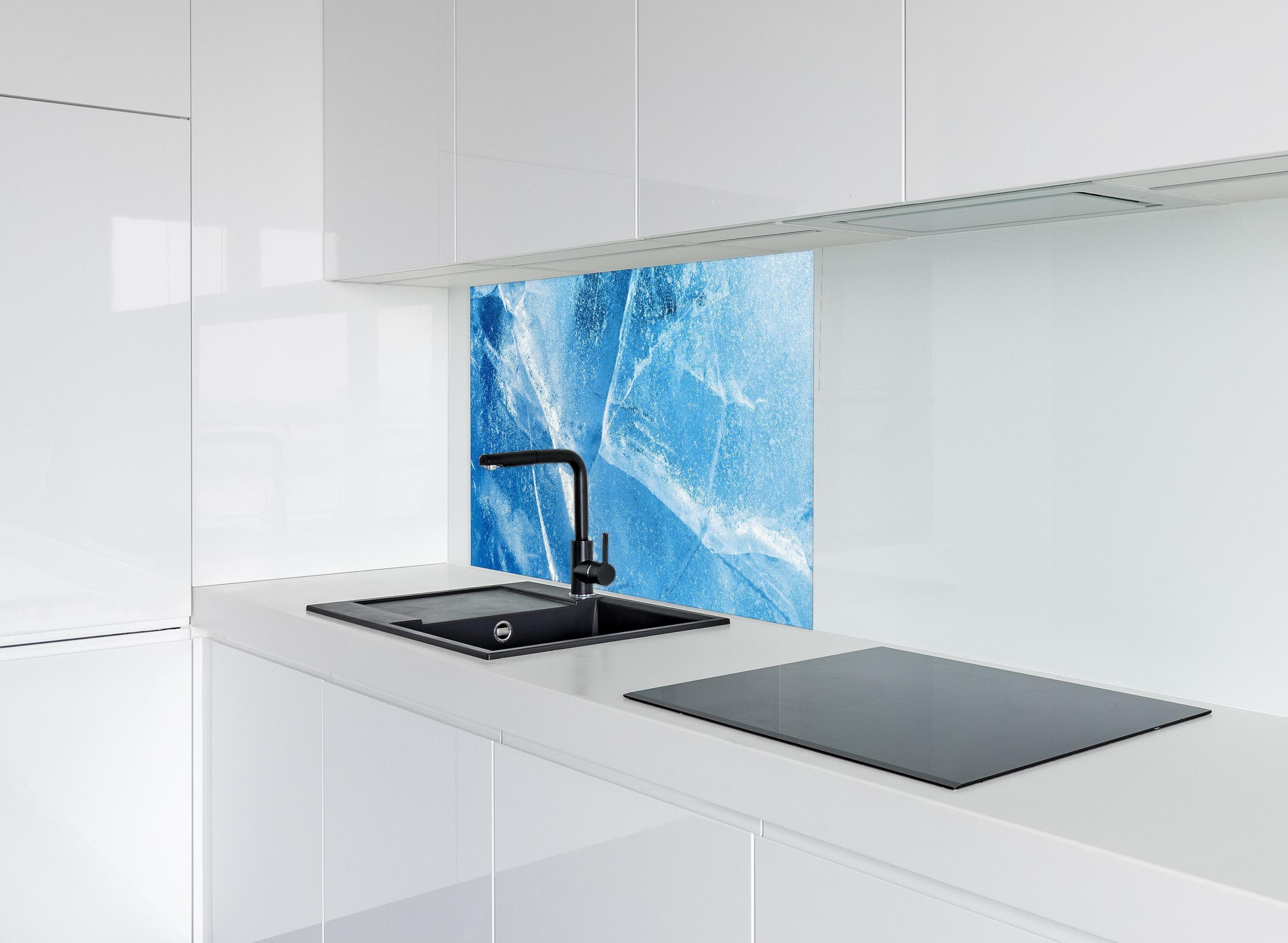 Spritzschutz - Rissiger Eisblock hinter modernem schwarz-matten Spülbecken in weißer Hochglanz-Küche
