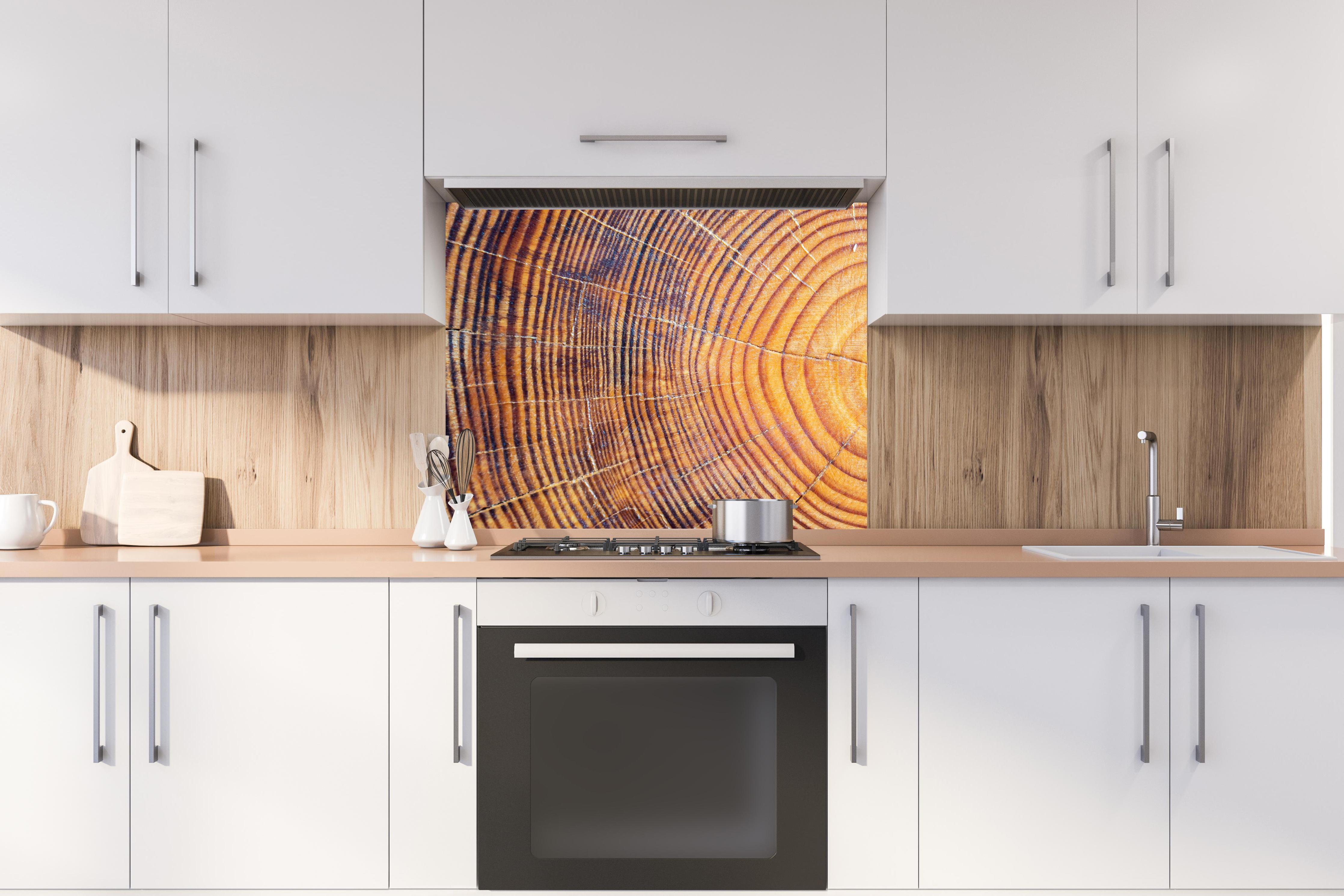 Spritzschutz - Rissiger Holzstumpf hinter stilvollem Gasherd unter Dunstabzugshaube