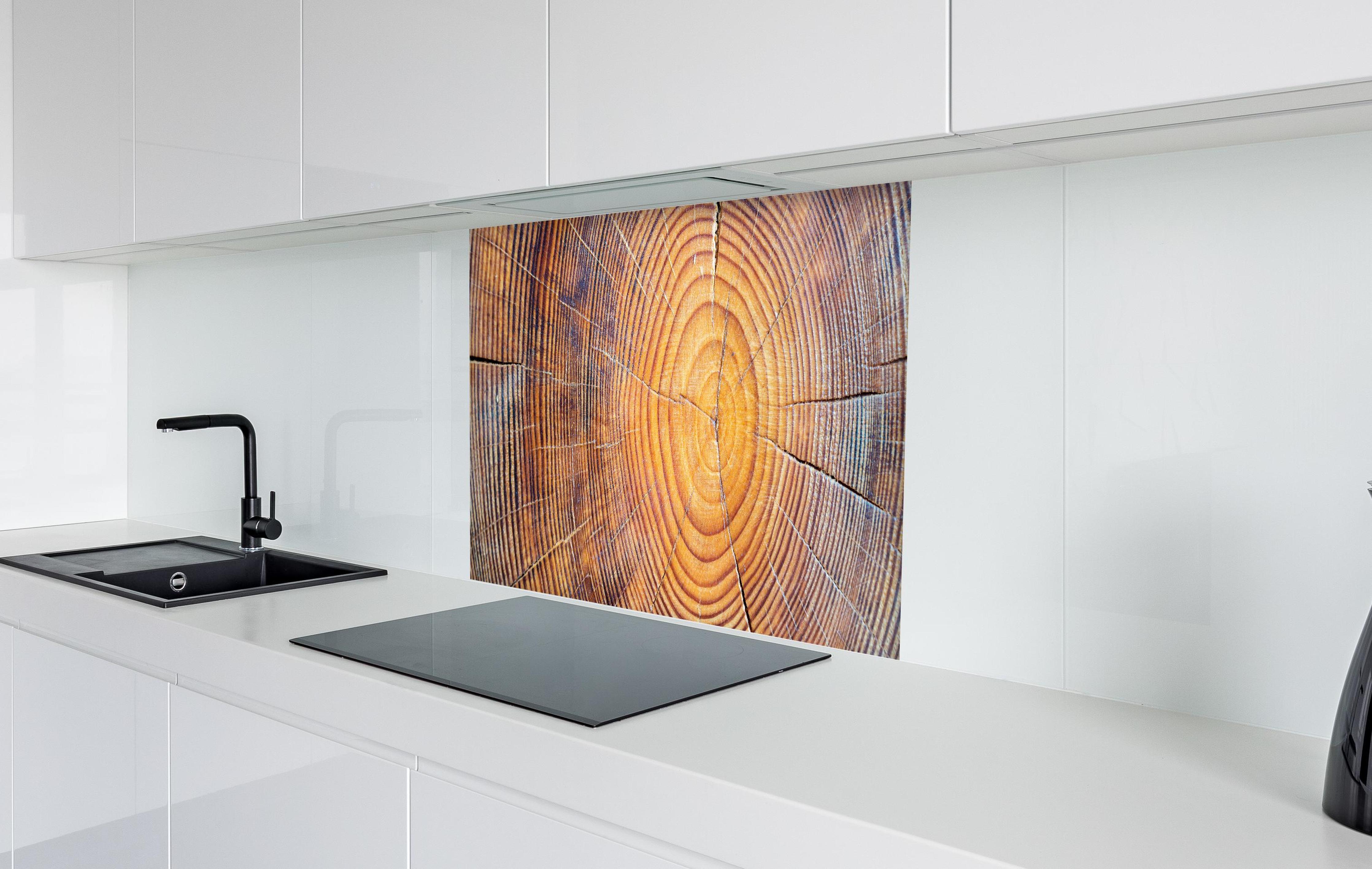 Spritzschutz - Rissiger Holzstumpf  in weißer Hochglanz-Küche hinter einem Cerankochfeld