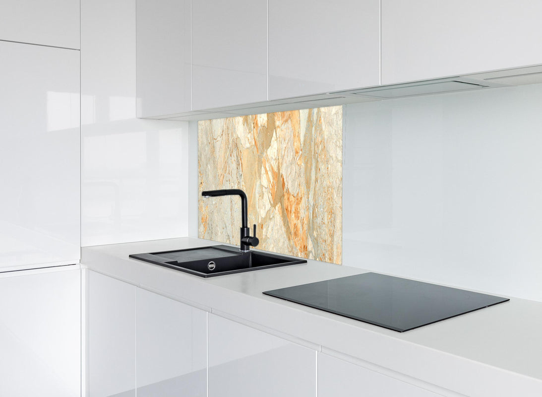 Spritzschutz - Rötlich-beiger rissiger Marmor hinter modernem schwarz-matten Spülbecken in weißer Hochglanz-Küche