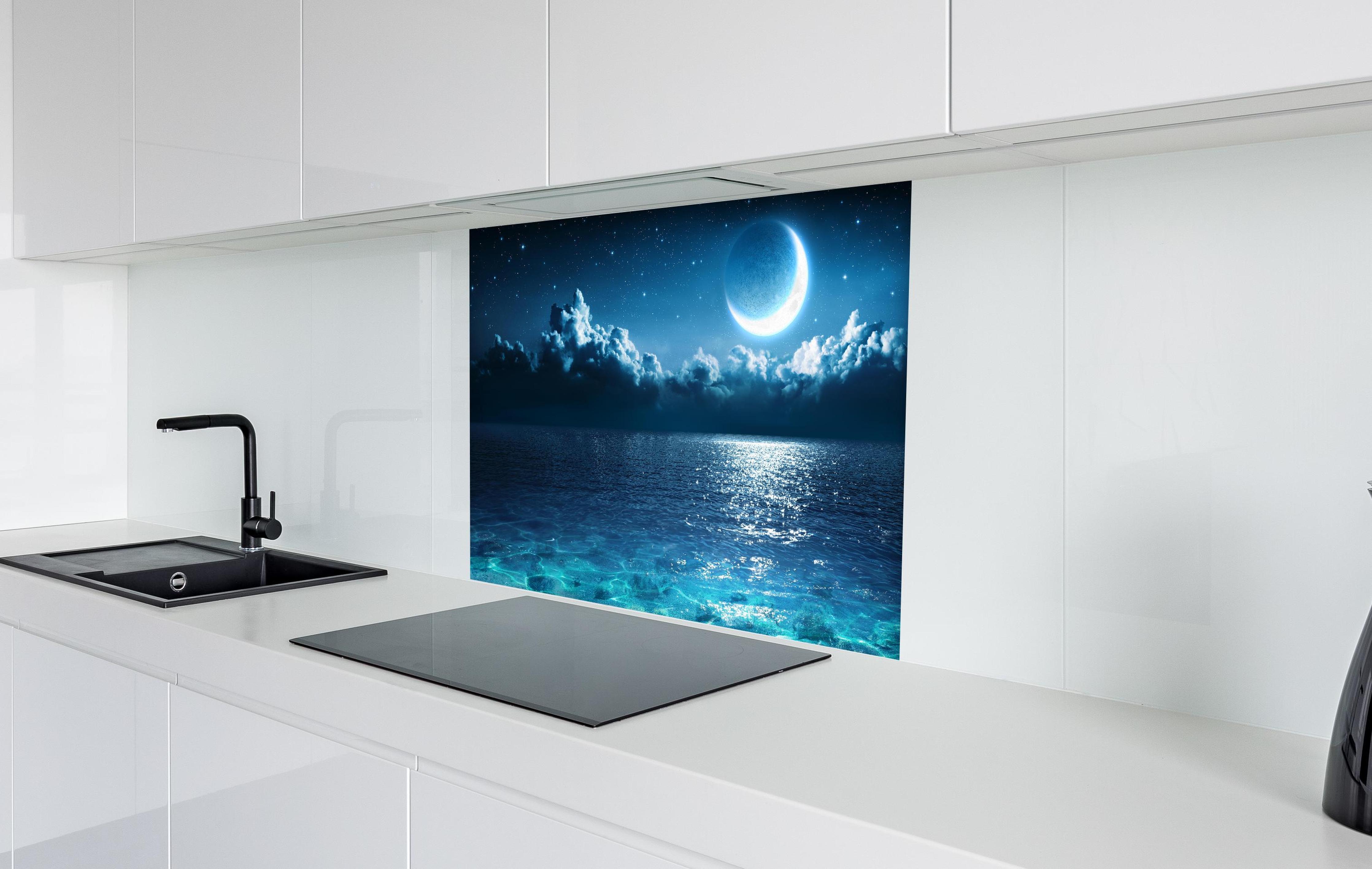 Spritzschutz - Romantischer Mond - magische Nacht  in weißer Hochglanz-Küche hinter einem Cerankochfeld