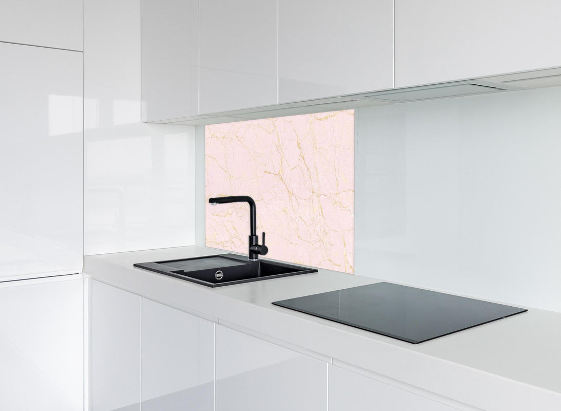 Spritzschutz - Rosa-Gold Marmor hinter modernem schwarz-matten Spülbecken in weißer Hochglanz-Küche