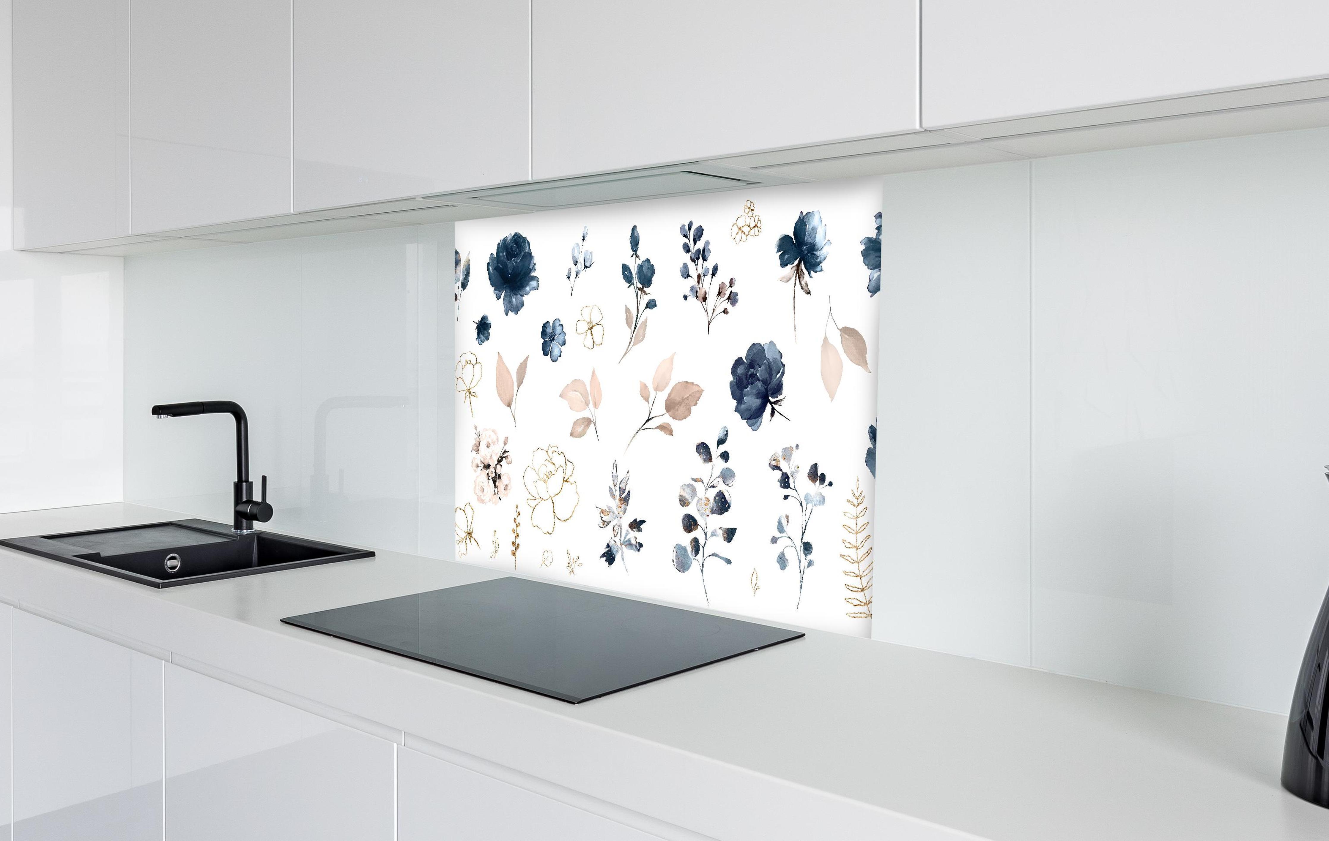 Spritzschutz - Rosen im Aquarell-Design  in weißer Hochglanz-Küche hinter einem Cerankochfeld
