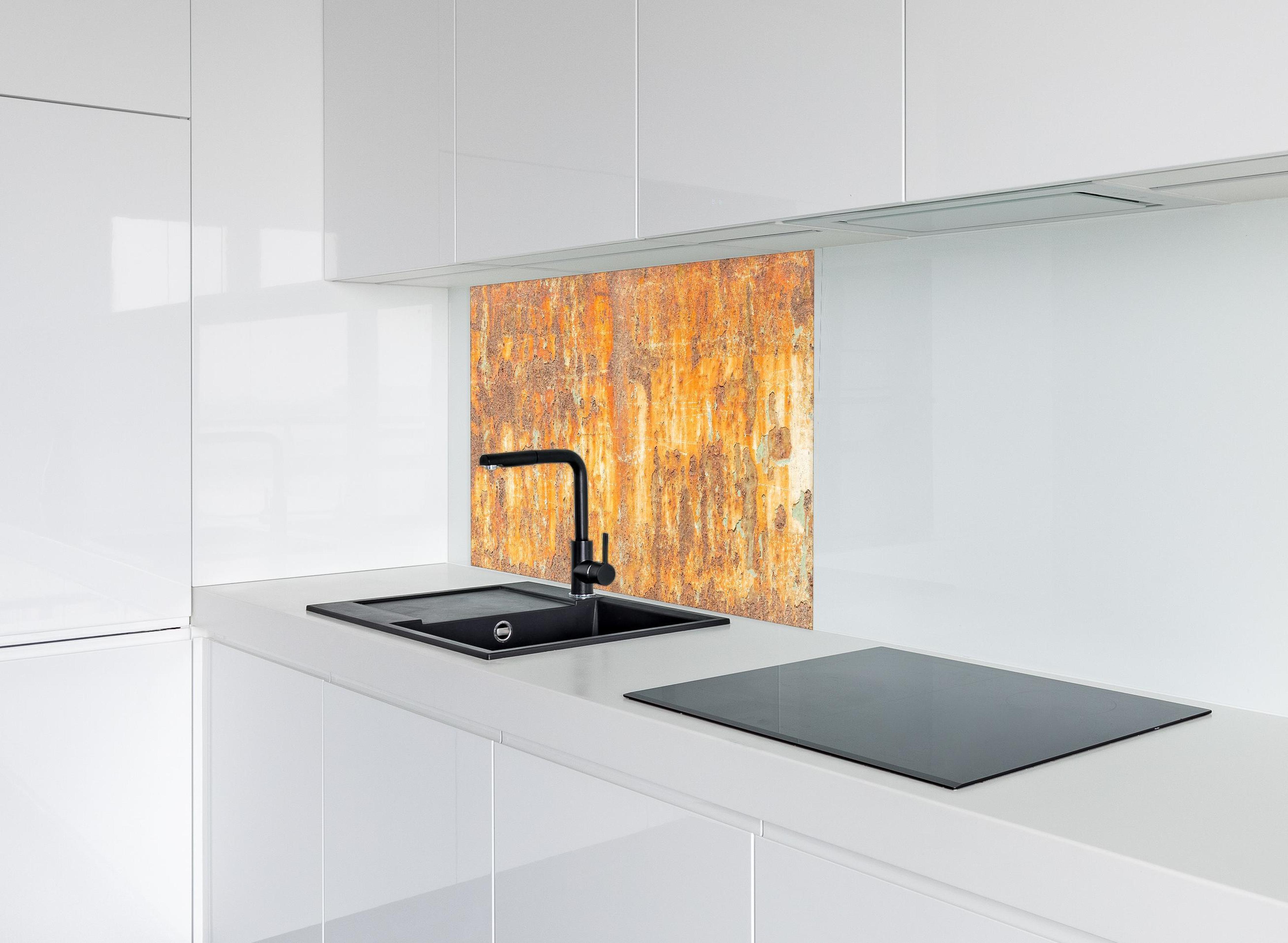Spritzschutz - Rostige Betonwand hinter modernem schwarz-matten Spülbecken in weißer Hochglanz-Küche