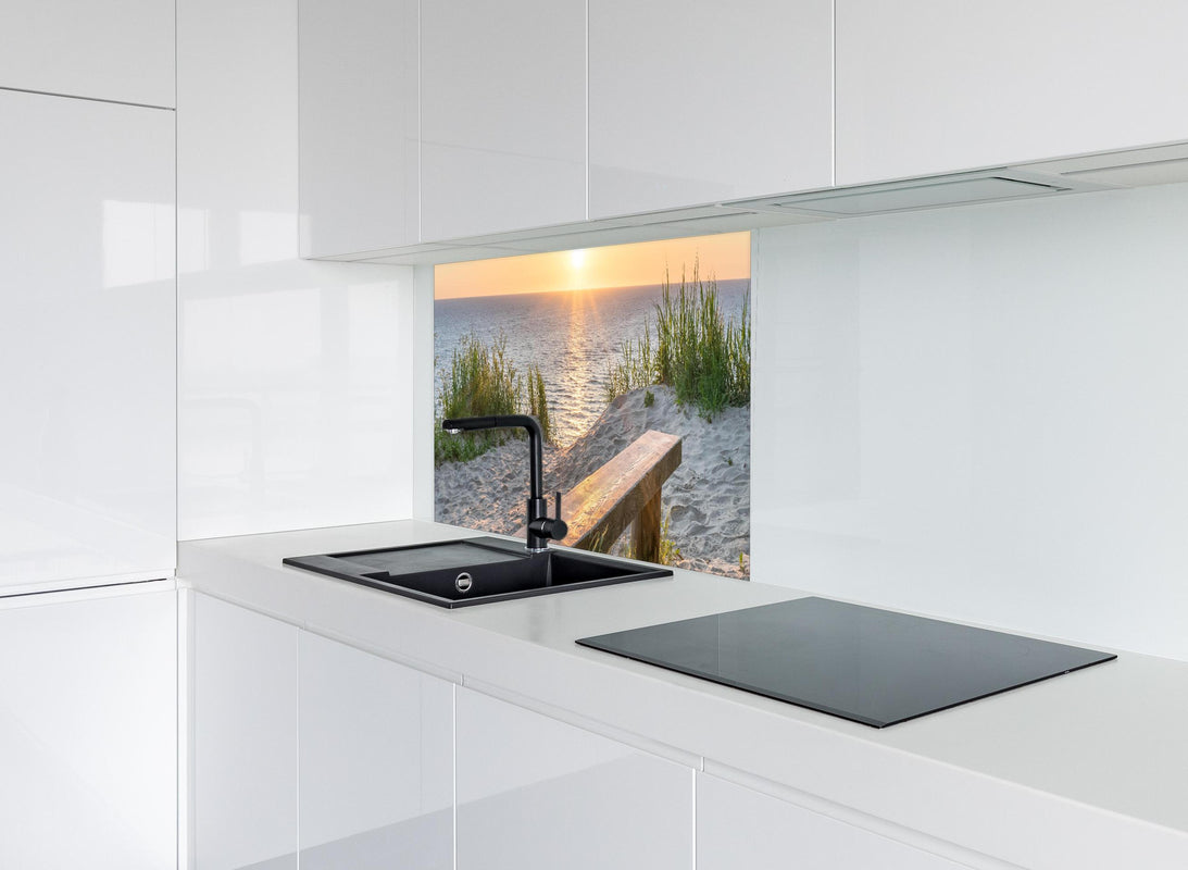 Spritzschutz - Ruhiger Sonnenuntergang - Ostsee hinter modernem schwarz-matten Spülbecken in weißer Hochglanz-Küche