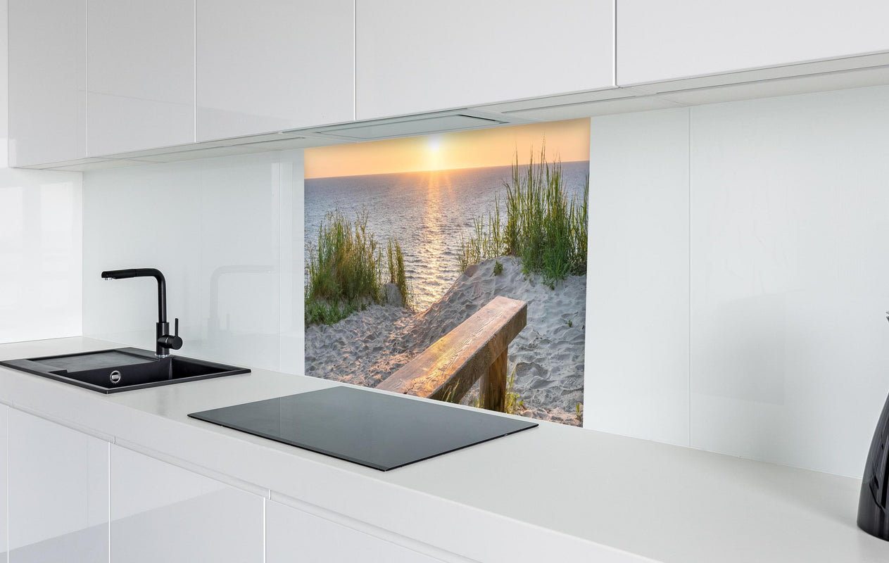 Spritzschutz - Ruhiger Sonnenuntergang - Ostsee  in weißer Hochglanz-Küche hinter einem Cerankochfeld