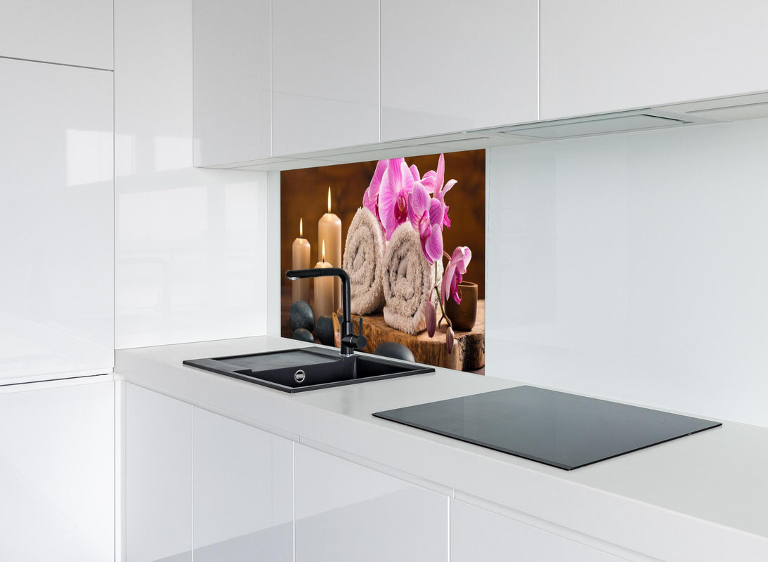 Spritzschutz - Ruhiger Spa- und Wellnessbereich hinter modernem schwarz-matten Spülbecken in weißer Hochglanz-Küche
