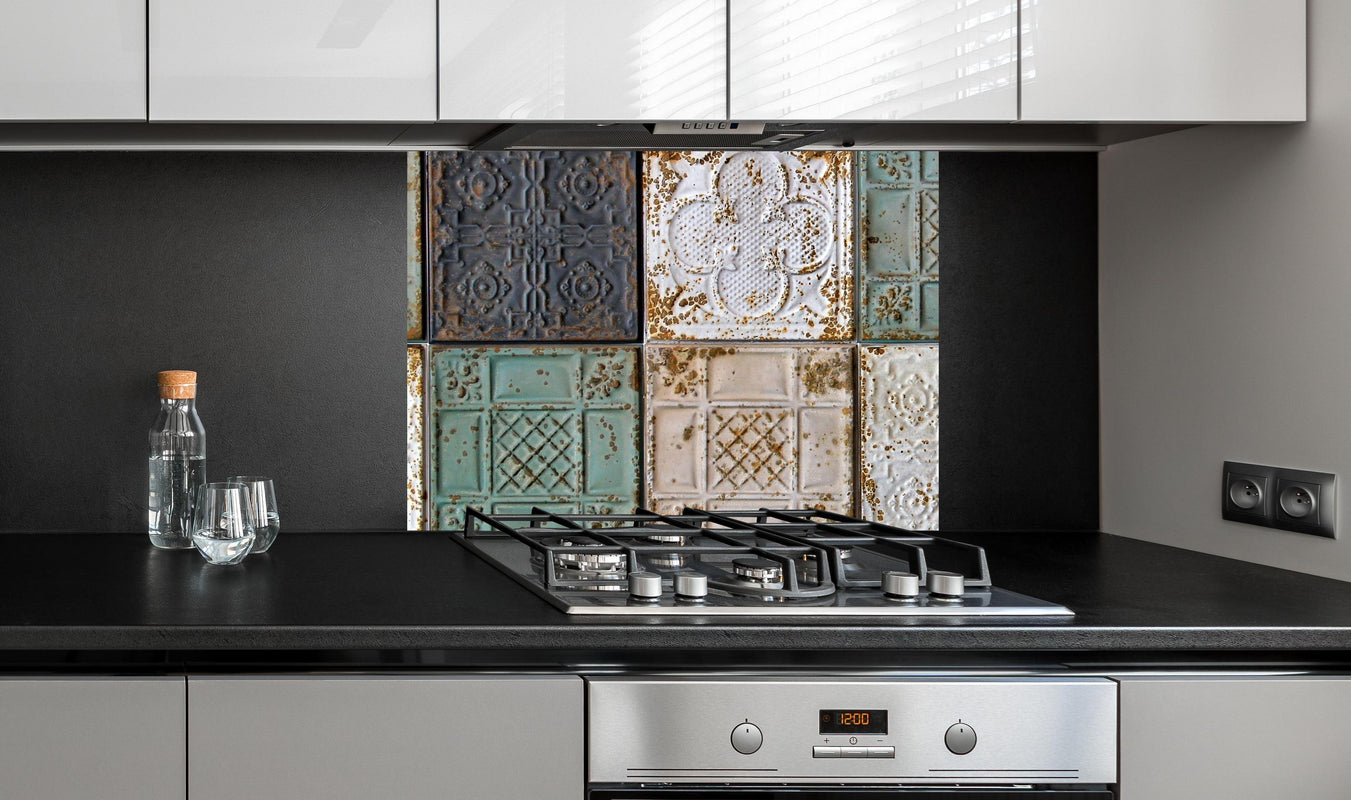 Spritzschutz - Rustikal aussehende orientalische Deckenplatten an edler Anthrazit-Wand hinter silbernem Gasherd