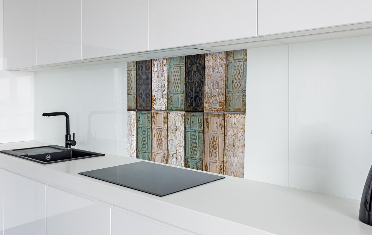 Spritzschutz - Rustikal aussehende orientalische Deckenplatten  in weißer Hochglanz-Küche hinter einem Cerankochfeld