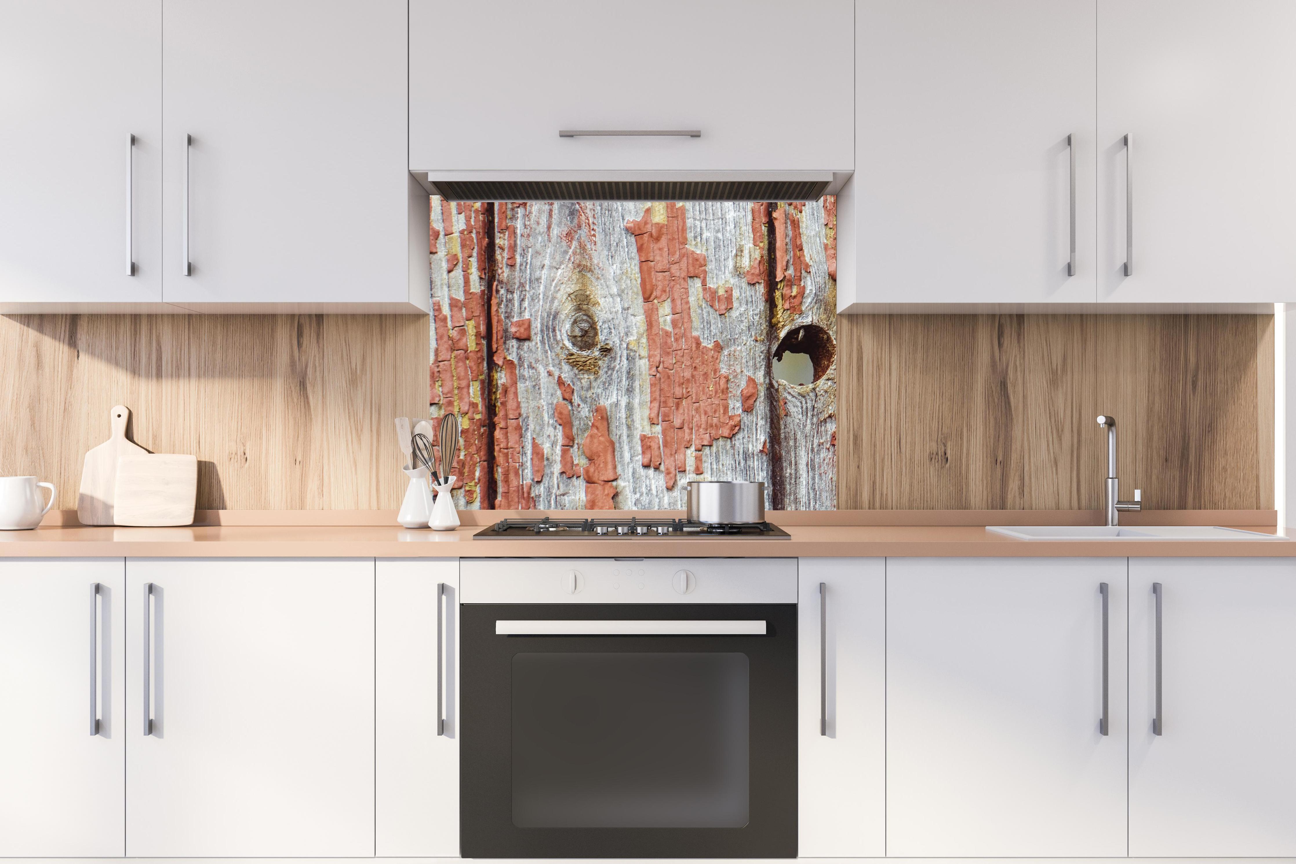 Spritzschutz - Rustikale Holzbretter mit Loch hinter stilvollem Gasherd unter Dunstabzugshaube