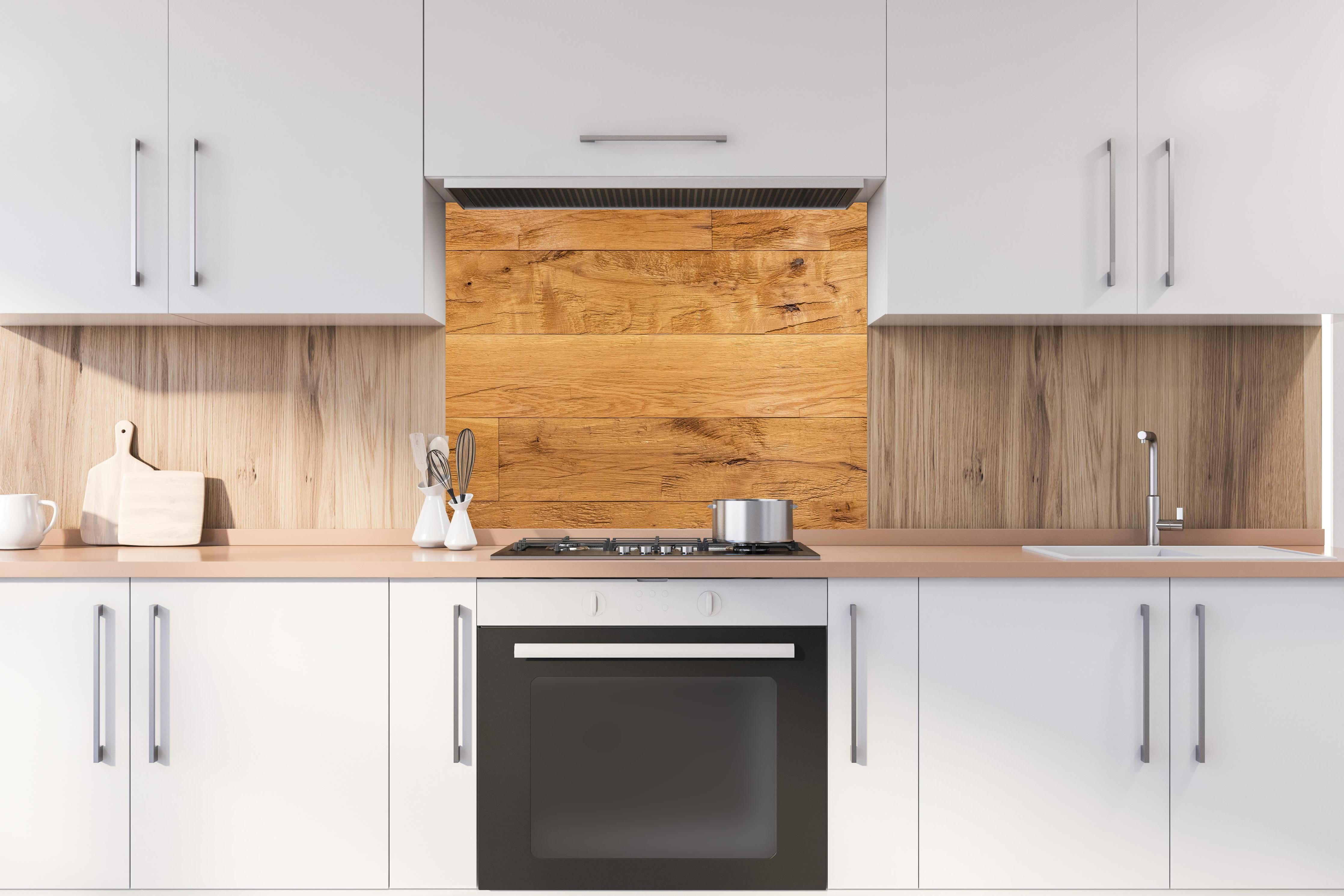 Spritzschutz - Rustikale Holzplatte hinter stilvollem Gasherd unter Dunstabzugshaube