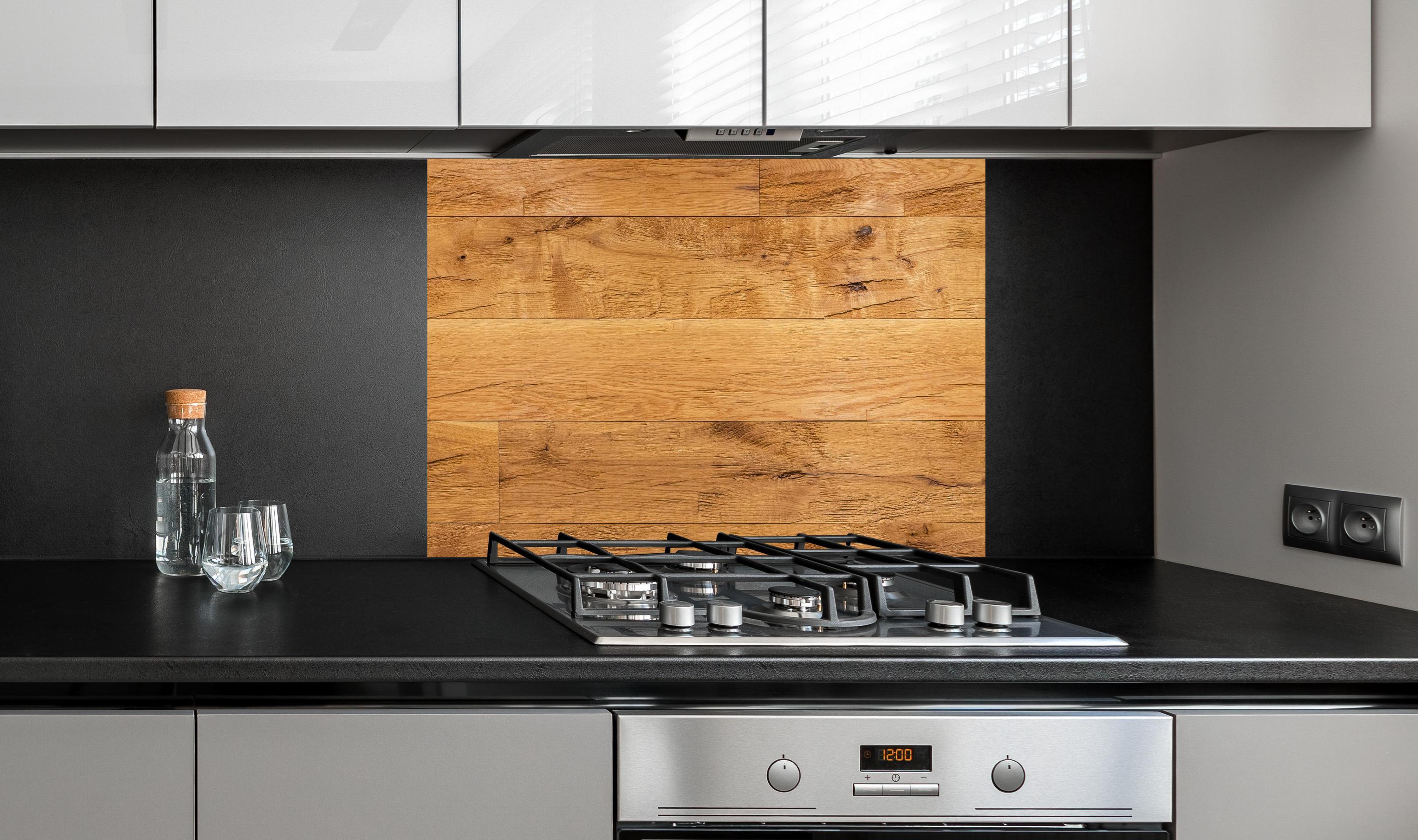 Spritzschutz - Rustikale Holzplatte an edler Anthrazit-Wand hinter silbernem Gasherd