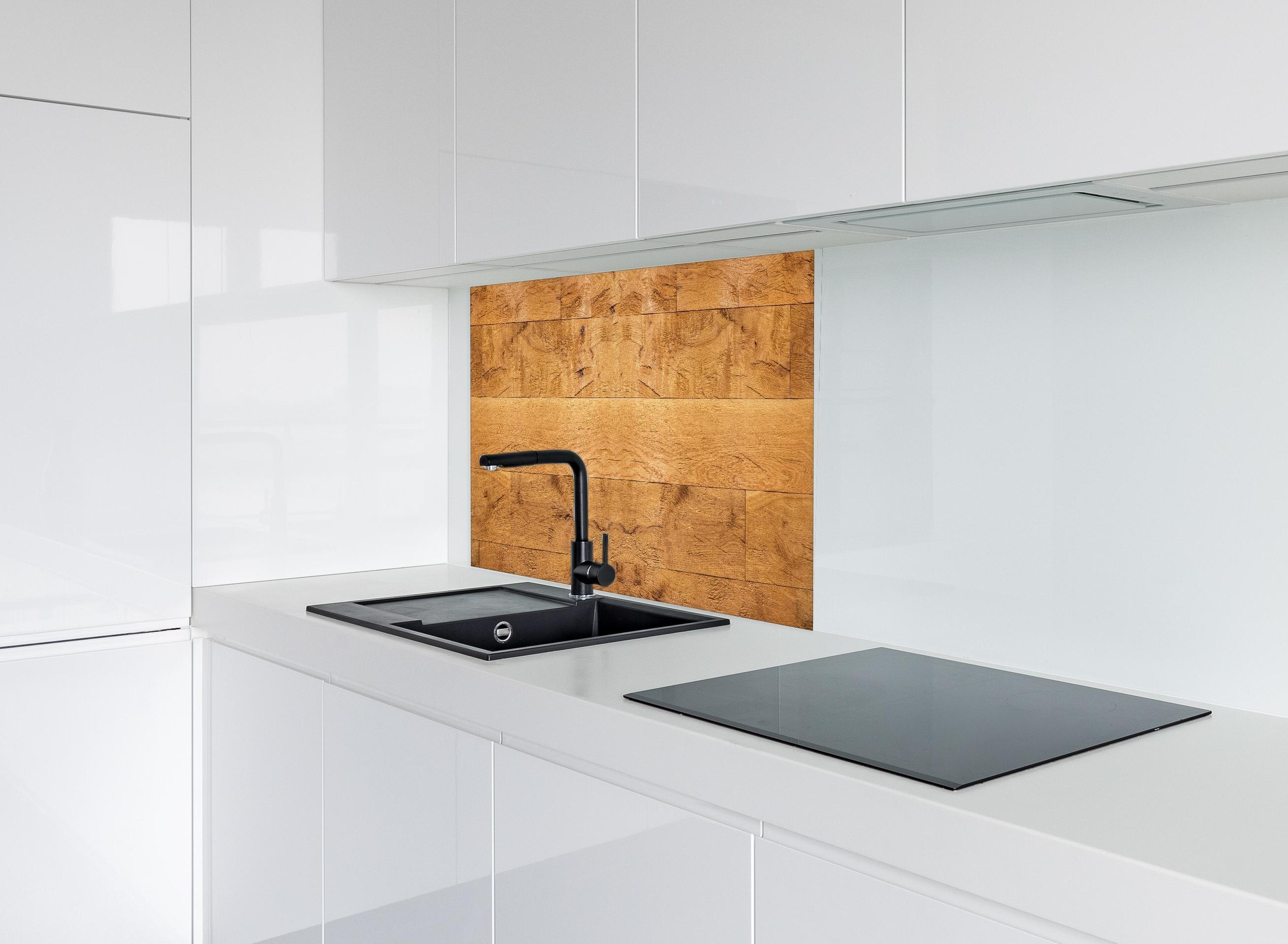 Spritzschutz - Rustikale Holzplatte hinter modernem schwarz-matten Spülbecken in weißer Hochglanz-Küche