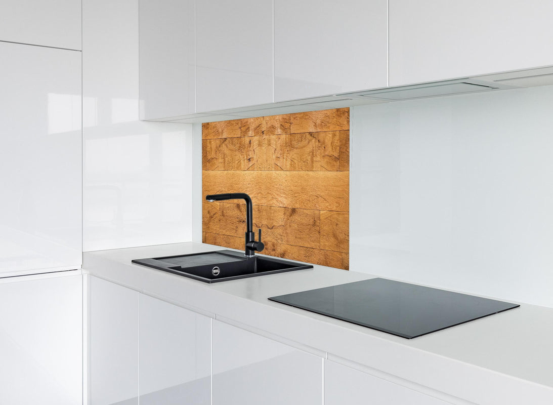 Spritzschutz - Rustikale Holzplatte hinter modernem schwarz-matten Spülbecken in weißer Hochglanz-Küche