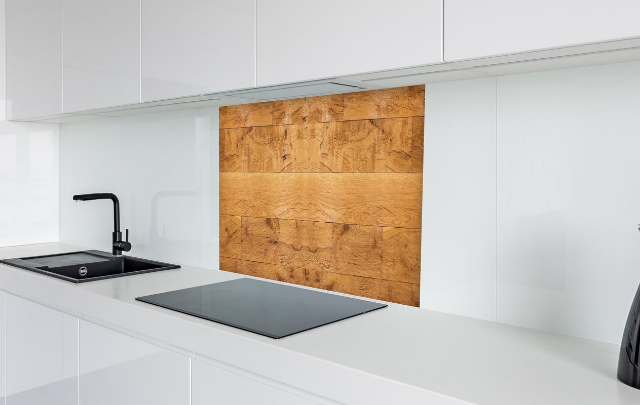 Spritzschutz - Rustikale Holzplatte  in weißer Hochglanz-Küche hinter einem Cerankochfeld