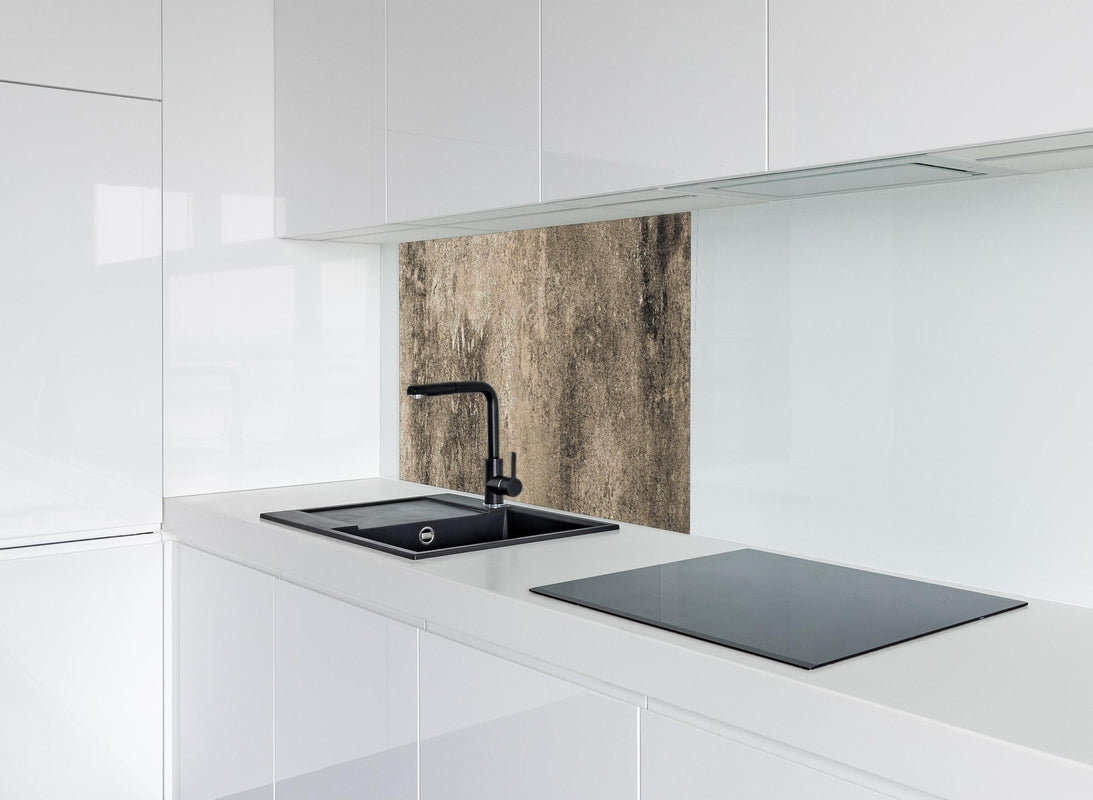 Spritzschutz - Rustikale Marmor Textur - Naturstein hinter modernem schwarz-matten Spülbecken in weißer Hochglanz-Küche