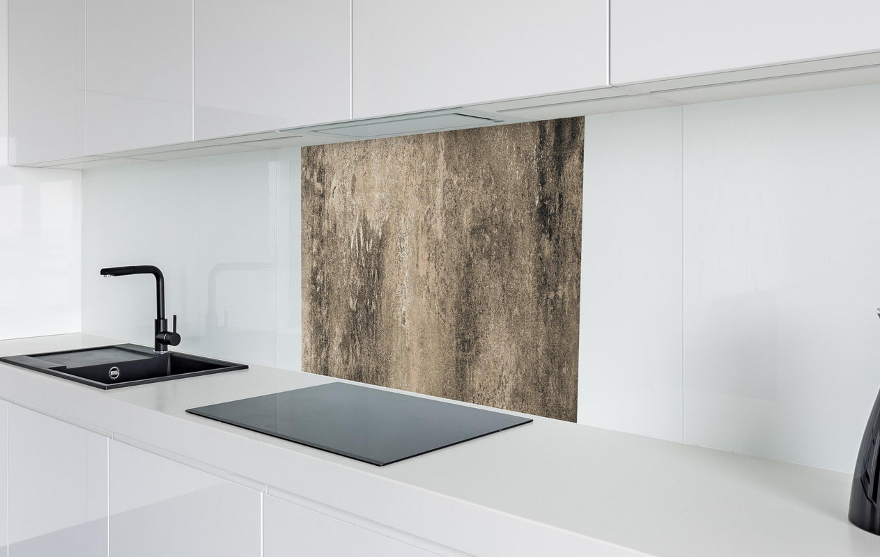 Spritzschutz - Rustikale Marmor Textur - Naturstein  in weißer Hochglanz-Küche hinter einem Cerankochfeld