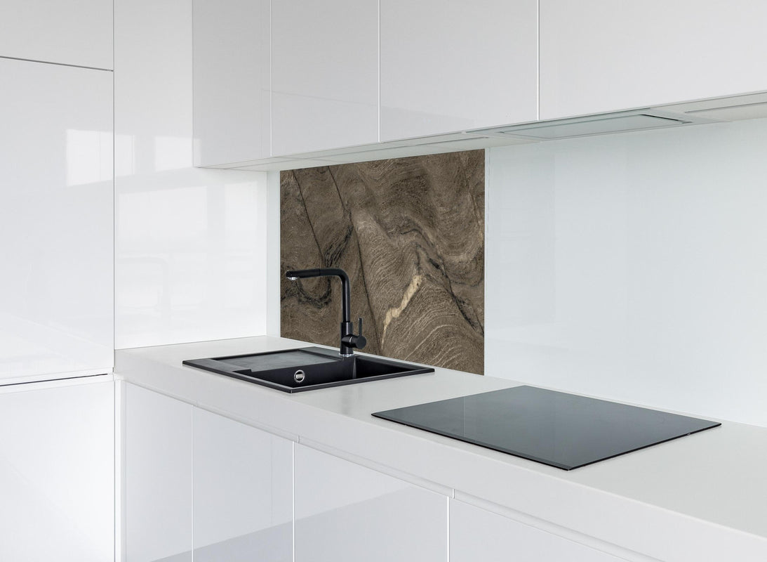 Spritzschutz - Rustikale Marmor Textur hinter modernem schwarz-matten Spülbecken in weißer Hochglanz-Küche