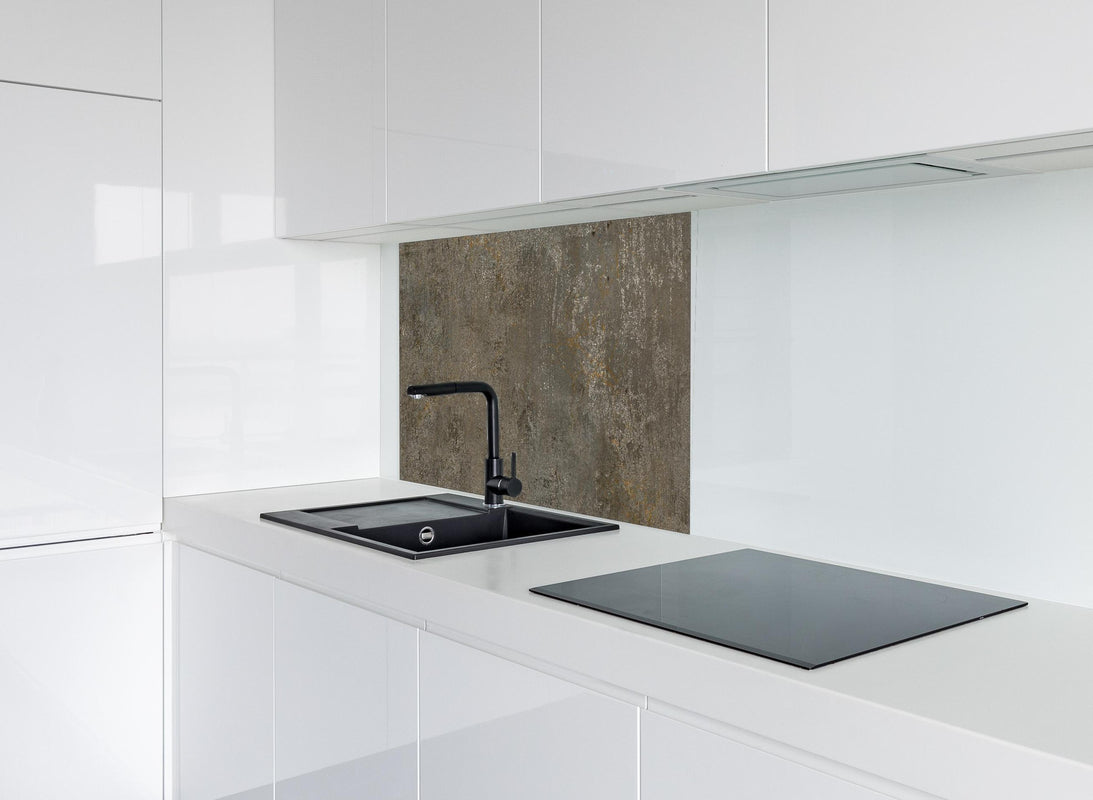 Spritzschutz - Rustikaler Granit hinter modernem schwarz-matten Spülbecken in weißer Hochglanz-Küche
