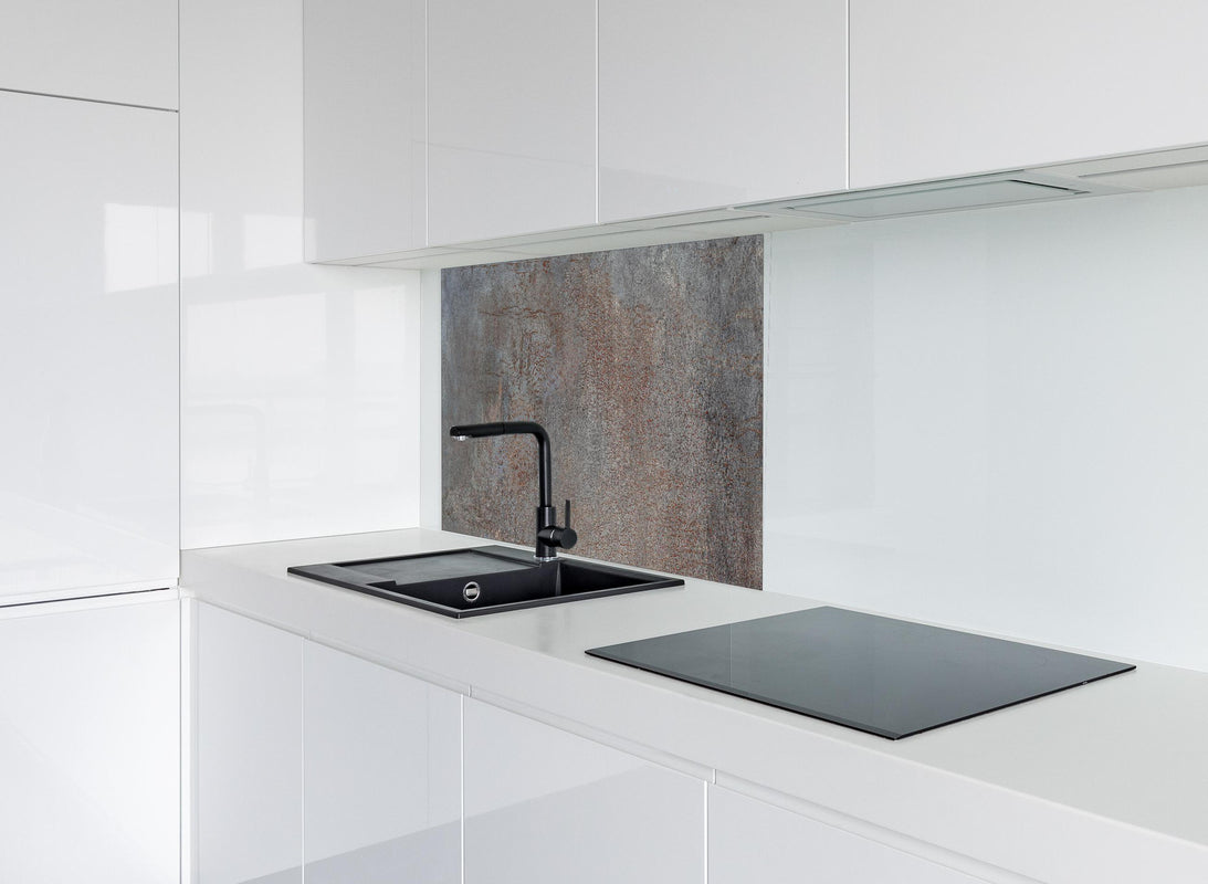 Spritzschutz - Rustikaler Marmor hinter modernem schwarz-matten Spülbecken in weißer Hochglanz-Küche