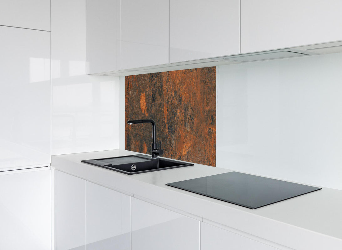 Spritzschutz - Rustikales Metall Tesxtur hinter modernem schwarz-matten Spülbecken in weißer Hochglanz-Küche