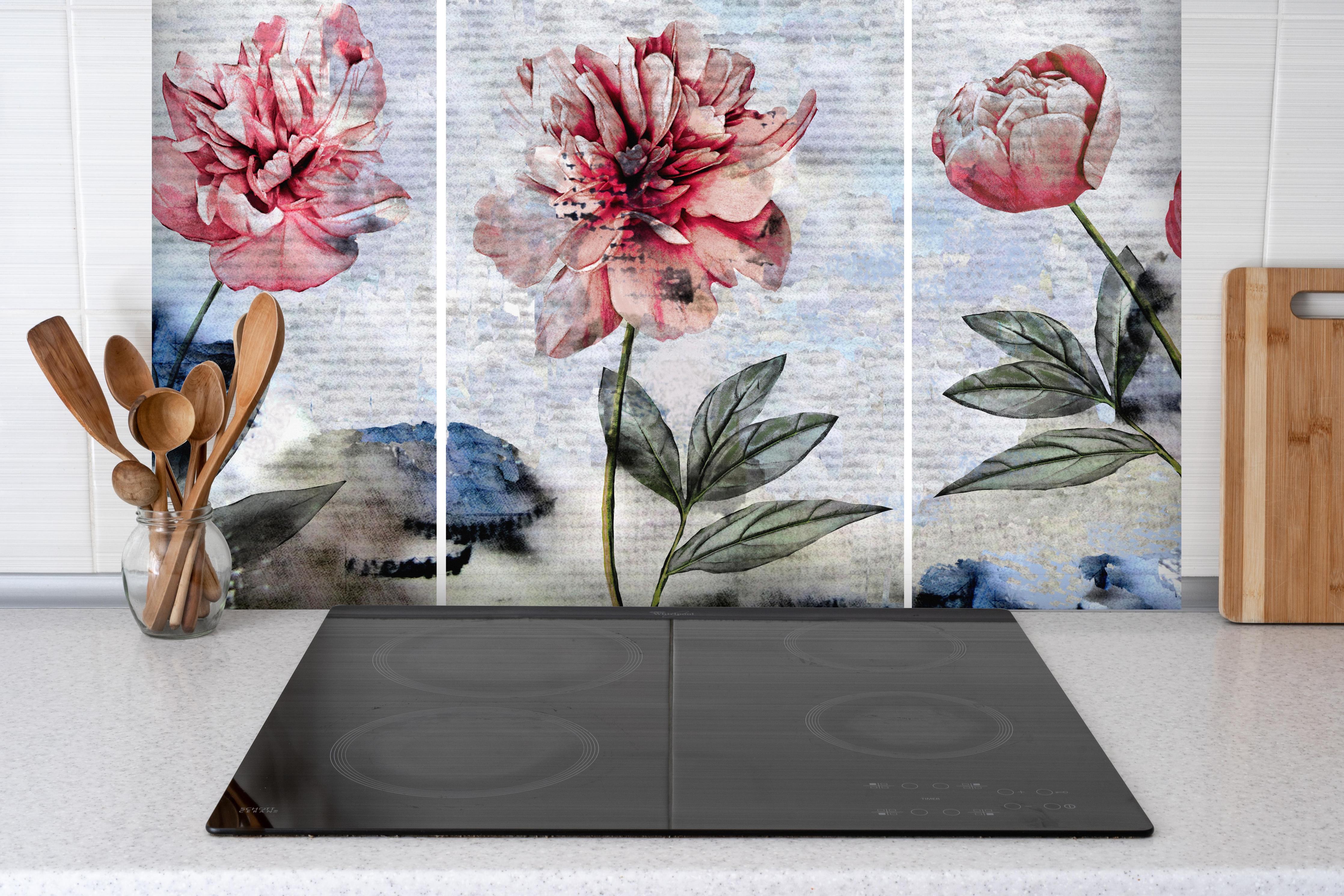 Spritzschutz - Sammlung von rosa Blumen - Ölgemälden hinter einem Cerankochfeld zwischen Holz-Kochutensilien
