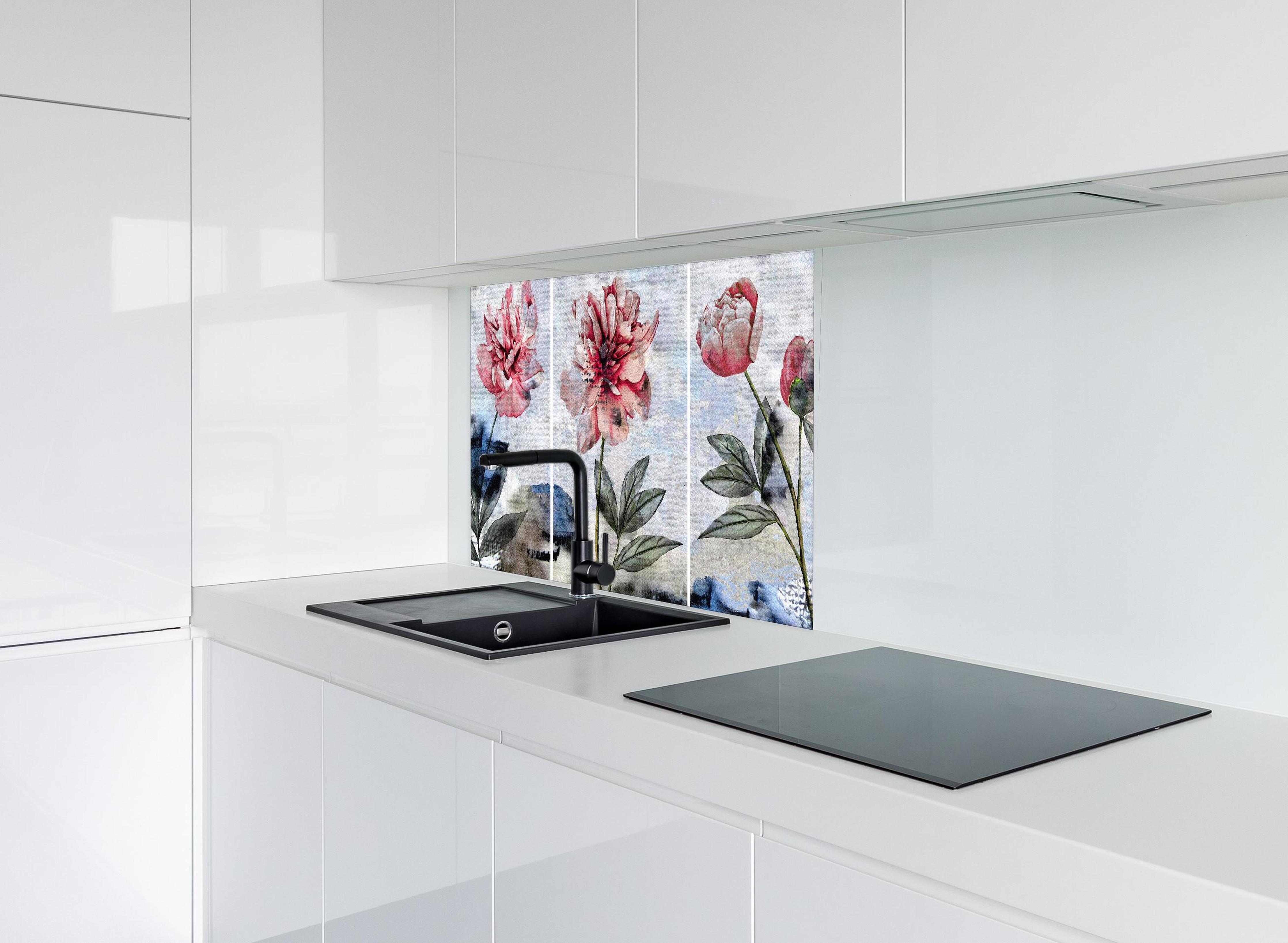 Spritzschutz - Sammlung von rosa Blumen - Ölgemälden hinter modernem schwarz-matten Spülbecken in weißer Hochglanz-Küche