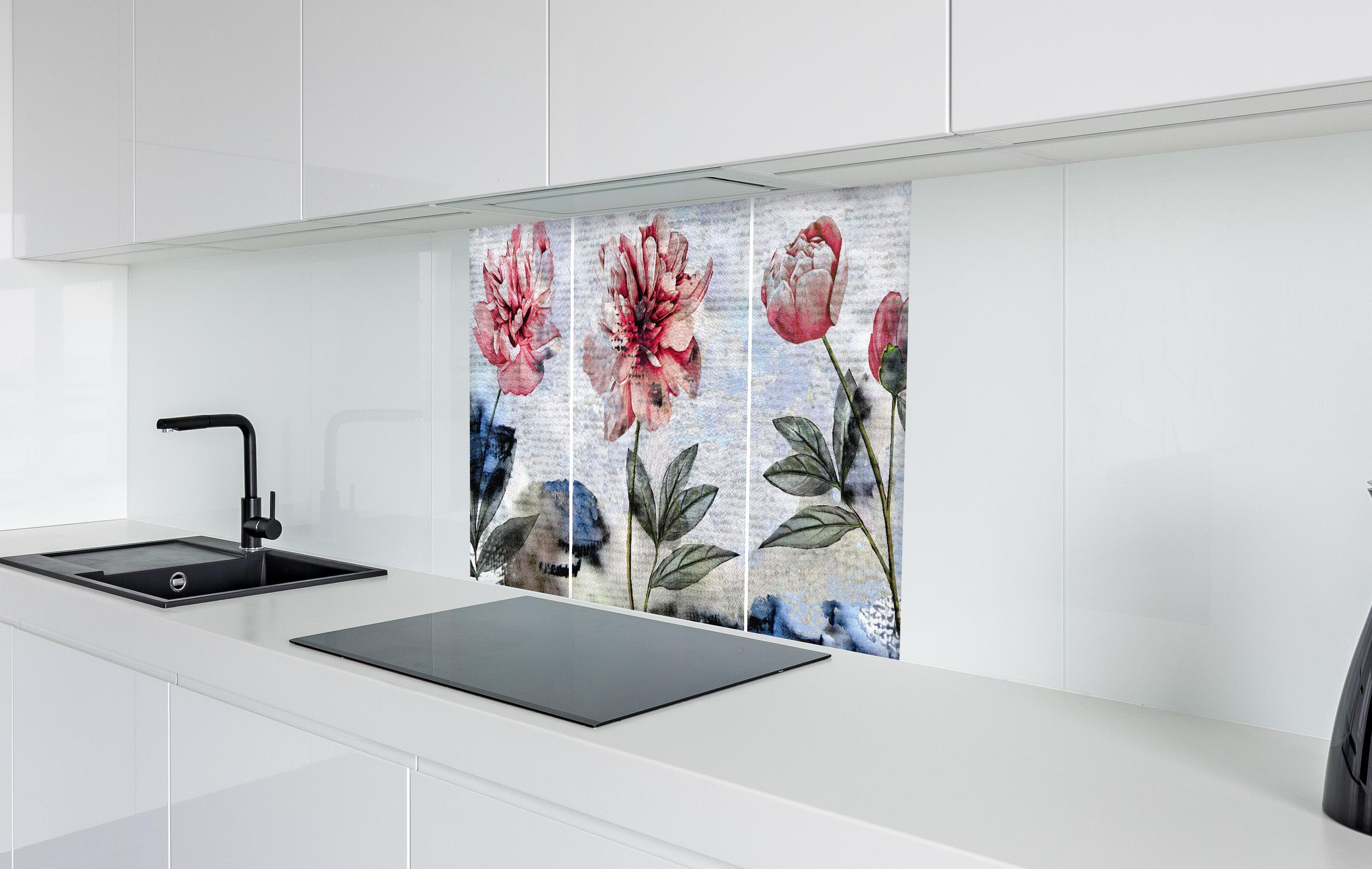 Spritzschutz - Sammlung von rosa Blumen - Ölgemälden  in weißer Hochglanz-Küche hinter einem Cerankochfeld