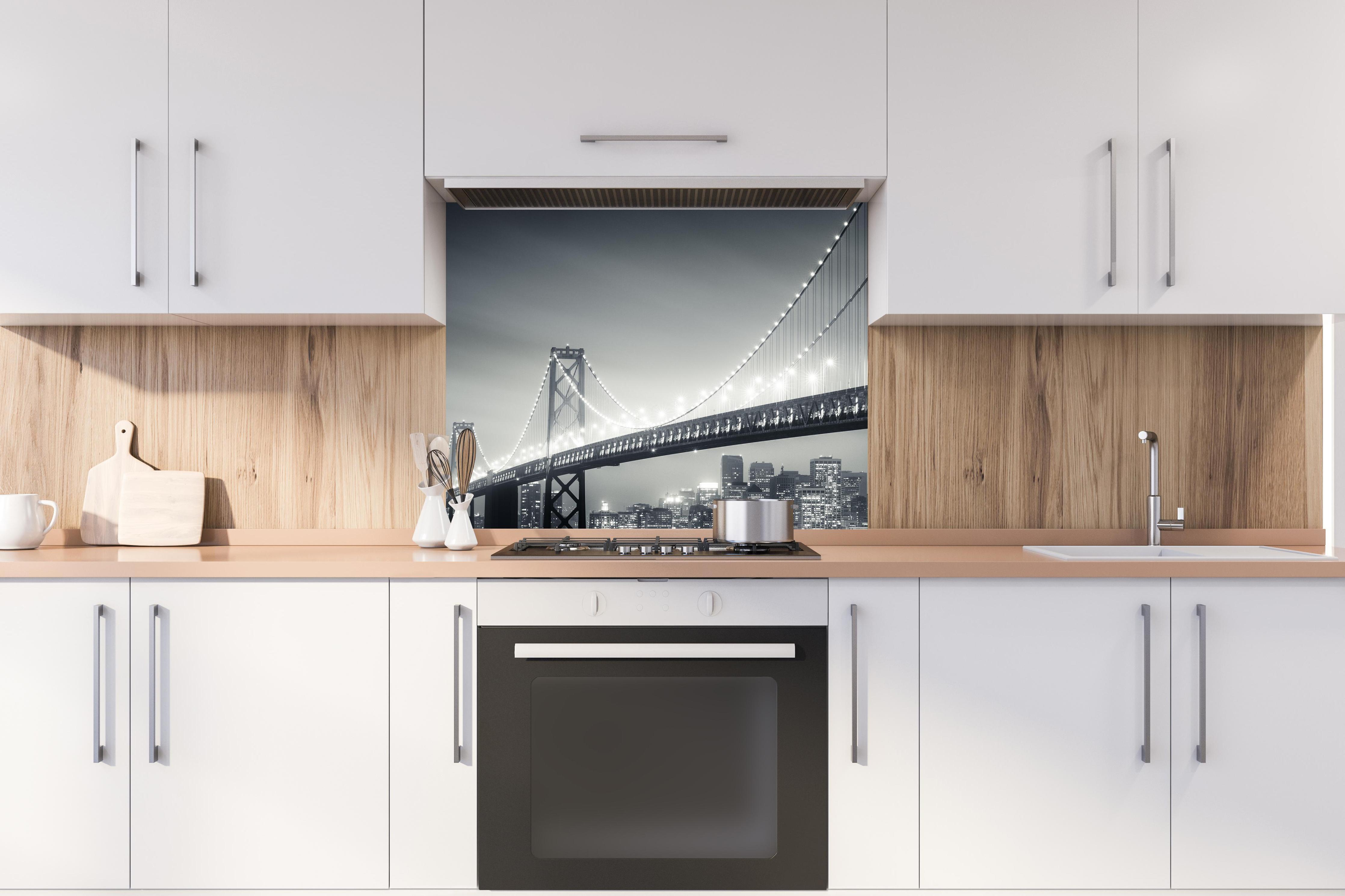 Spritzschutz - San Francisco Bay Bridge bei Nacht hinter stilvollem Gasherd unter Dunstabzugshaube
