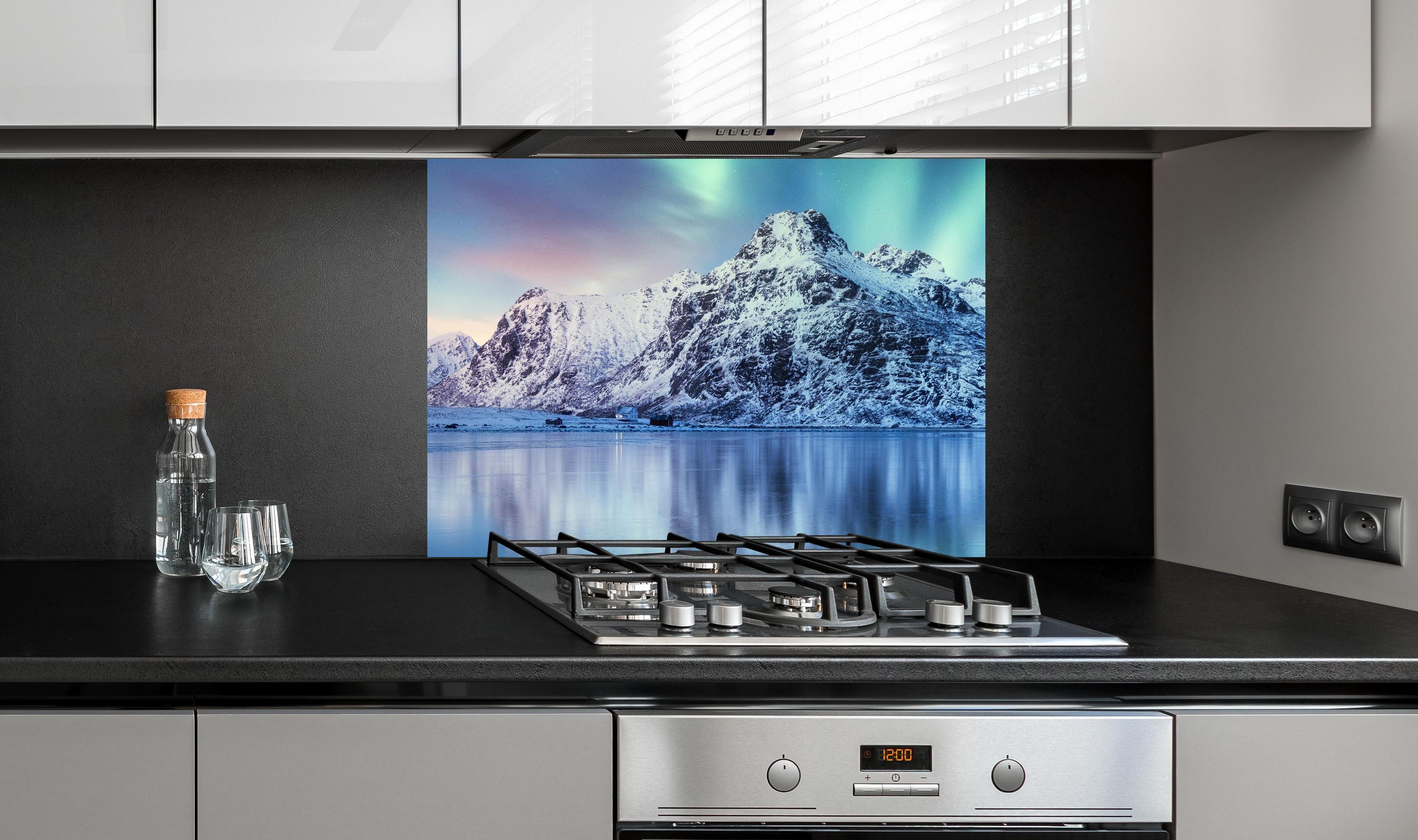 Spritzschutz - Schöne Polarlichter über dem Berg an edler Anthrazit-Wand hinter silbernem Gasherd