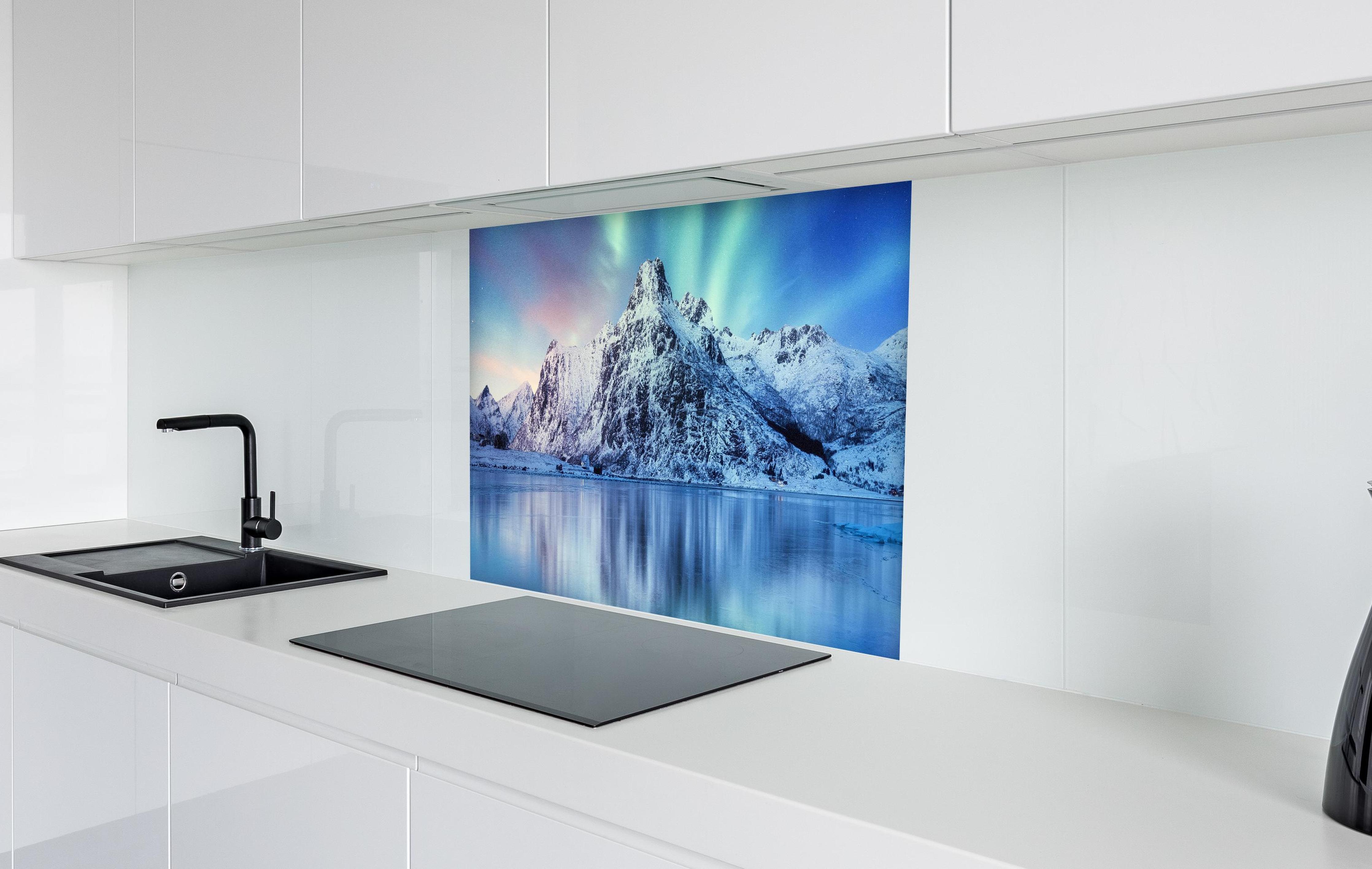 Spritzschutz - Schöne Polarlichter über dem Berg  in weißer Hochglanz-Küche hinter einem Cerankochfeld