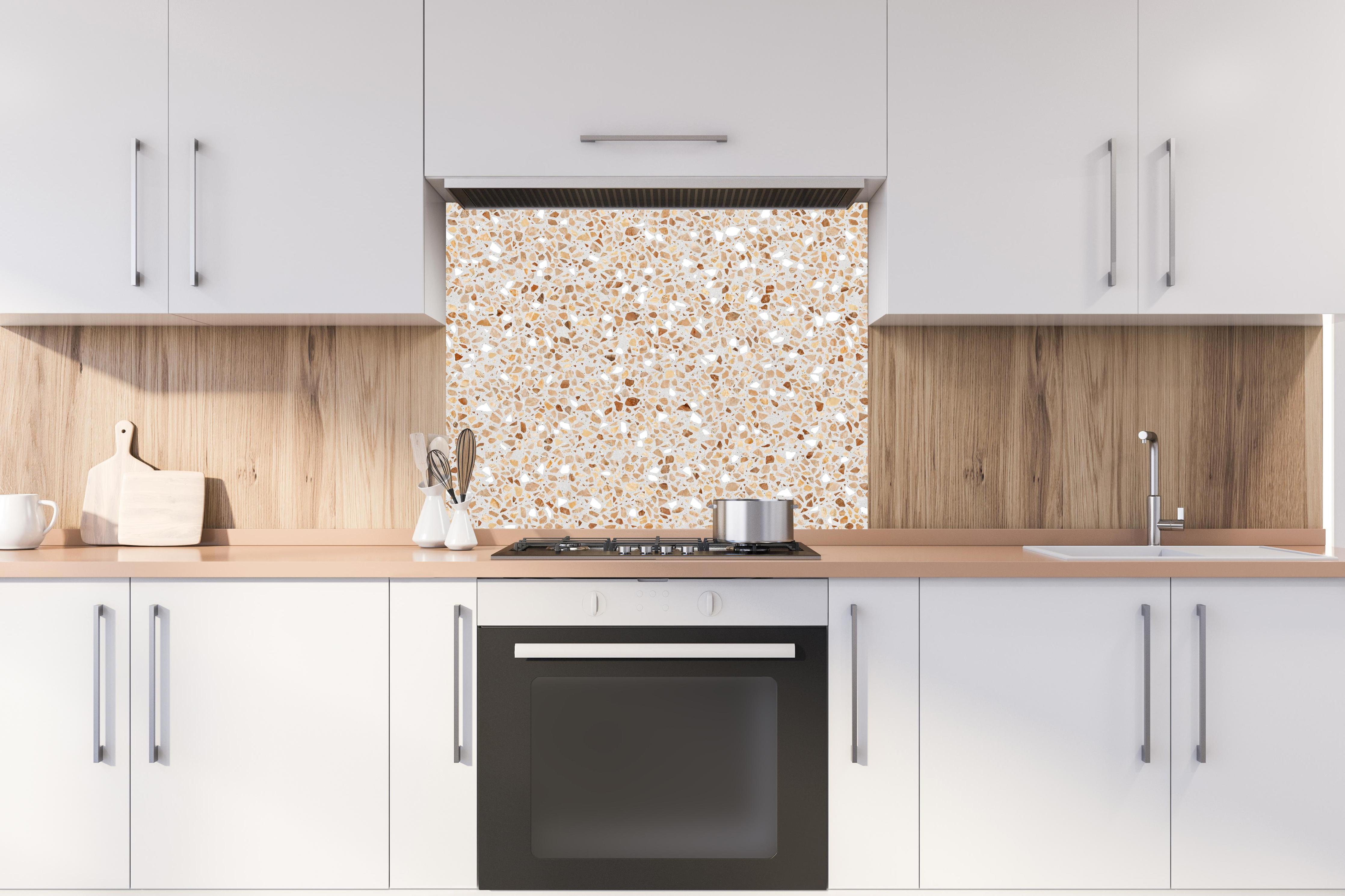 Spritzschutz - Schöne beige Terrazzo Stein Textur hinter stilvollem Gasherd unter Dunstabzugshaube