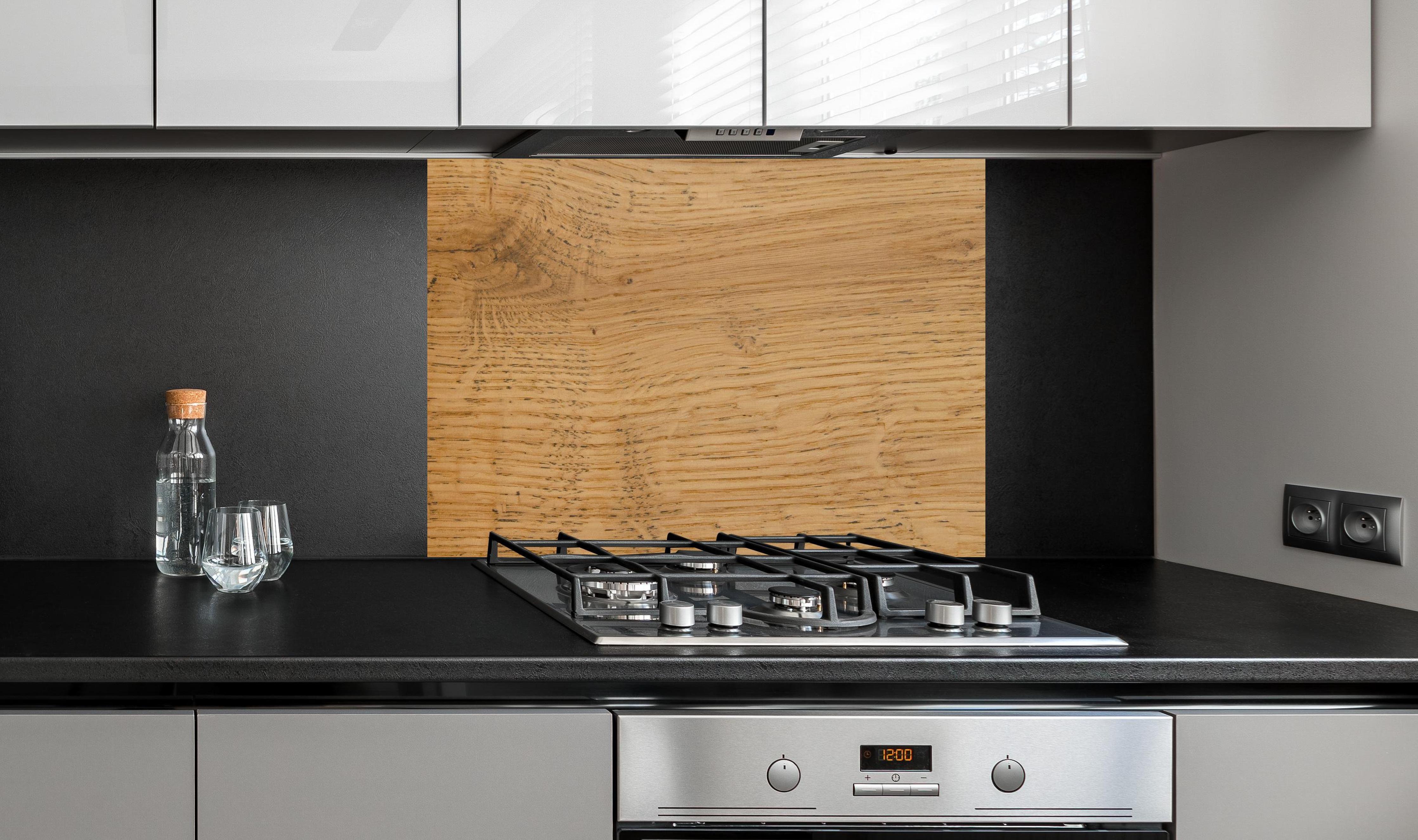 Spritzschutz - Schöne helle Holzplatte an edler Anthrazit-Wand hinter silbernem Gasherd