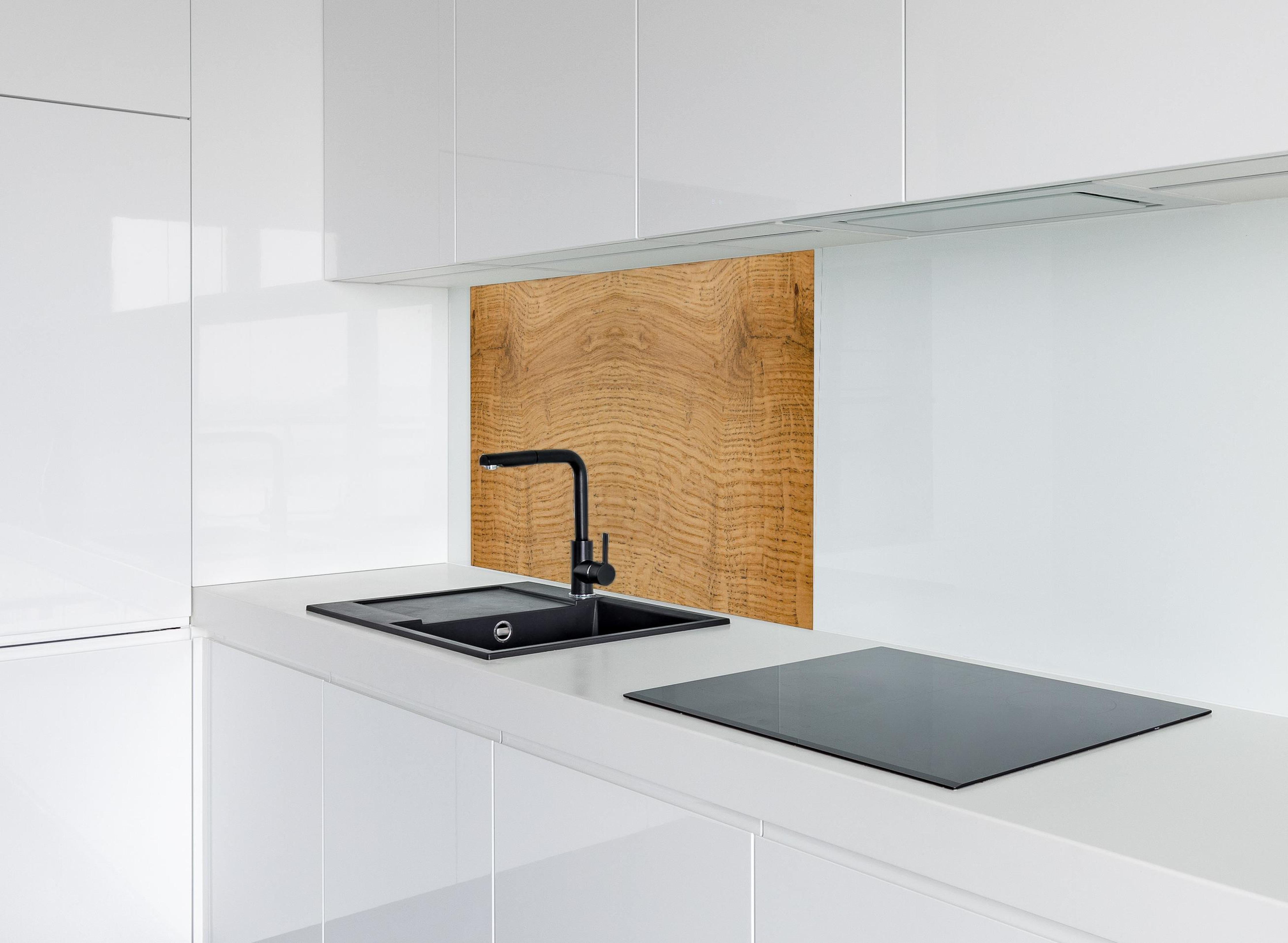 Spritzschutz - Schöne helle Holzplatte hinter modernem schwarz-matten Spülbecken in weißer Hochglanz-Küche