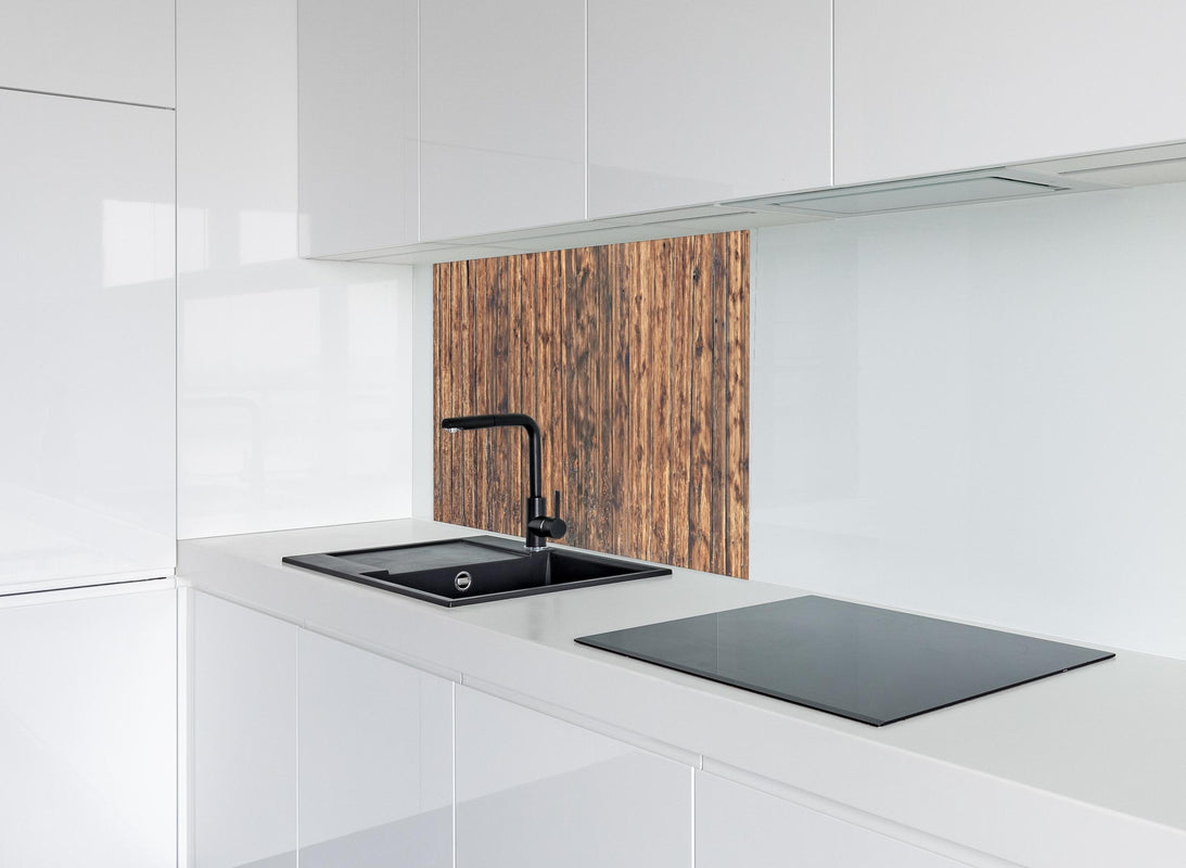 Spritzschutz - Schöne verwitterte Hüttenwand hinter modernem schwarz-matten Spülbecken in weißer Hochglanz-Küche