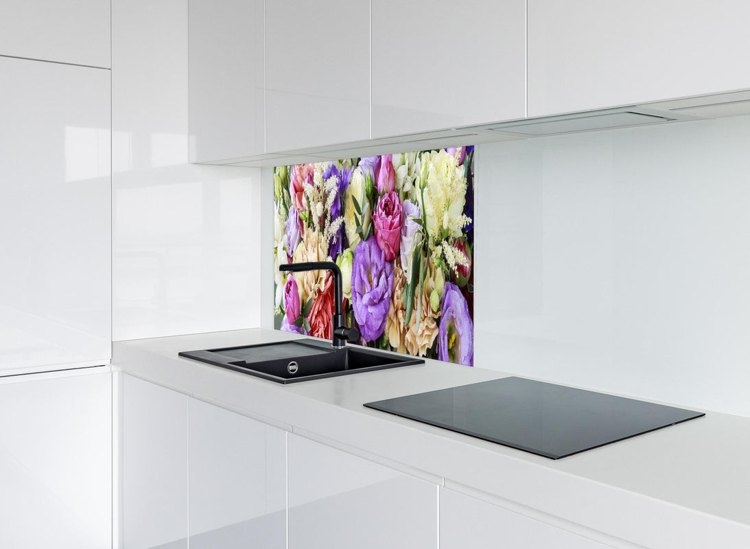 Spritzschutz - Schöner Blumenstrauß hinter modernem schwarz-matten Spülbecken in weißer Hochglanz-Küche