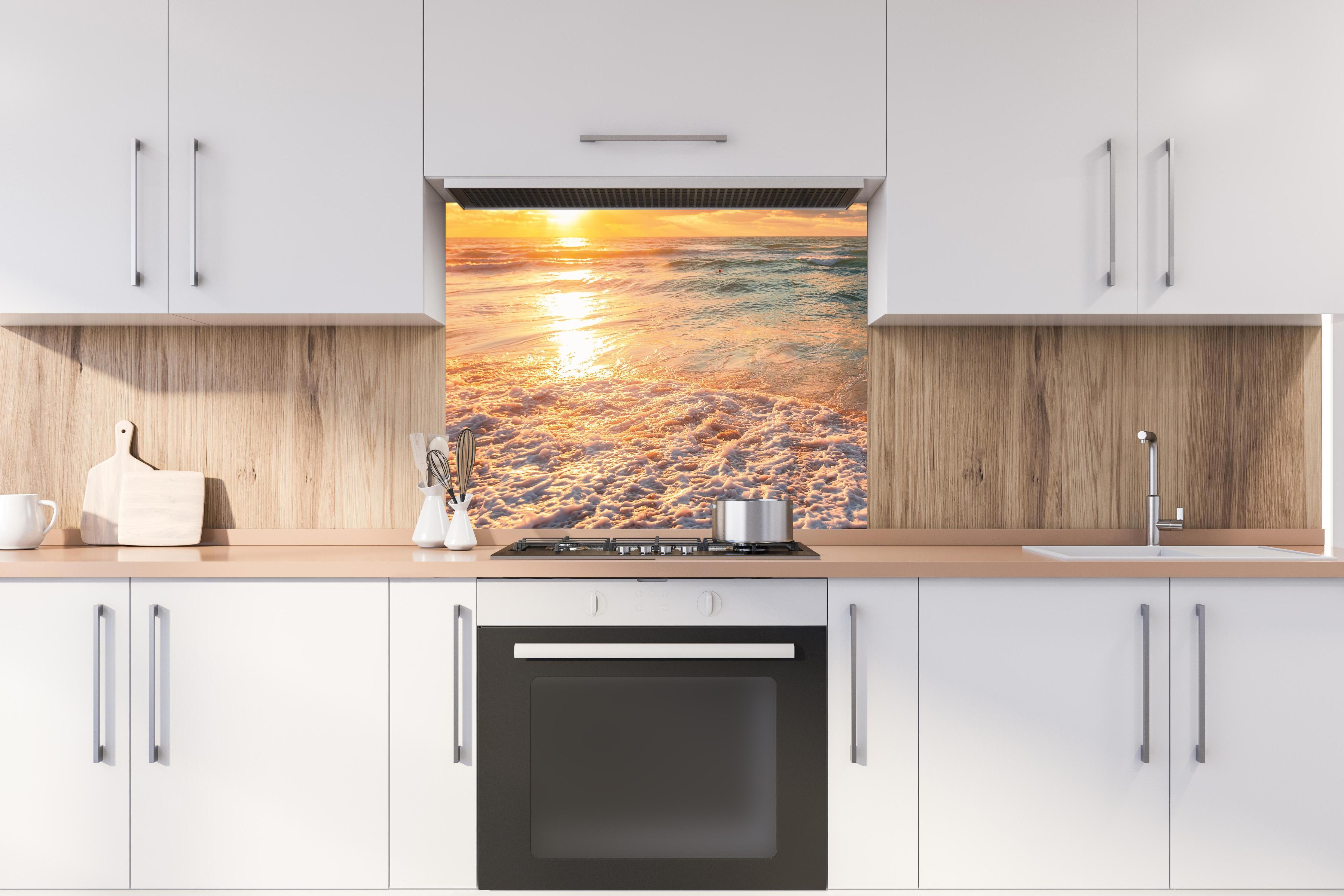 Spritzschutz - Schönes Sonnenlicht am Strand hinter stilvollem Gasherd unter Dunstabzugshaube