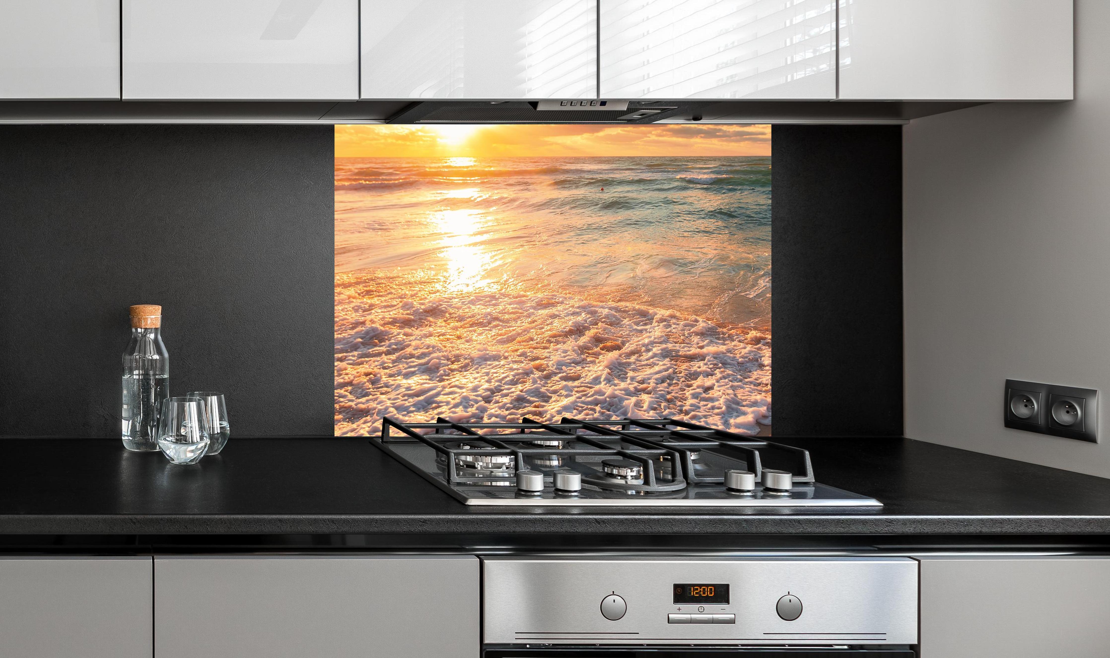 Spritzschutz - Schönes Sonnenlicht am Strand an edler Anthrazit-Wand hinter silbernem Gasherd