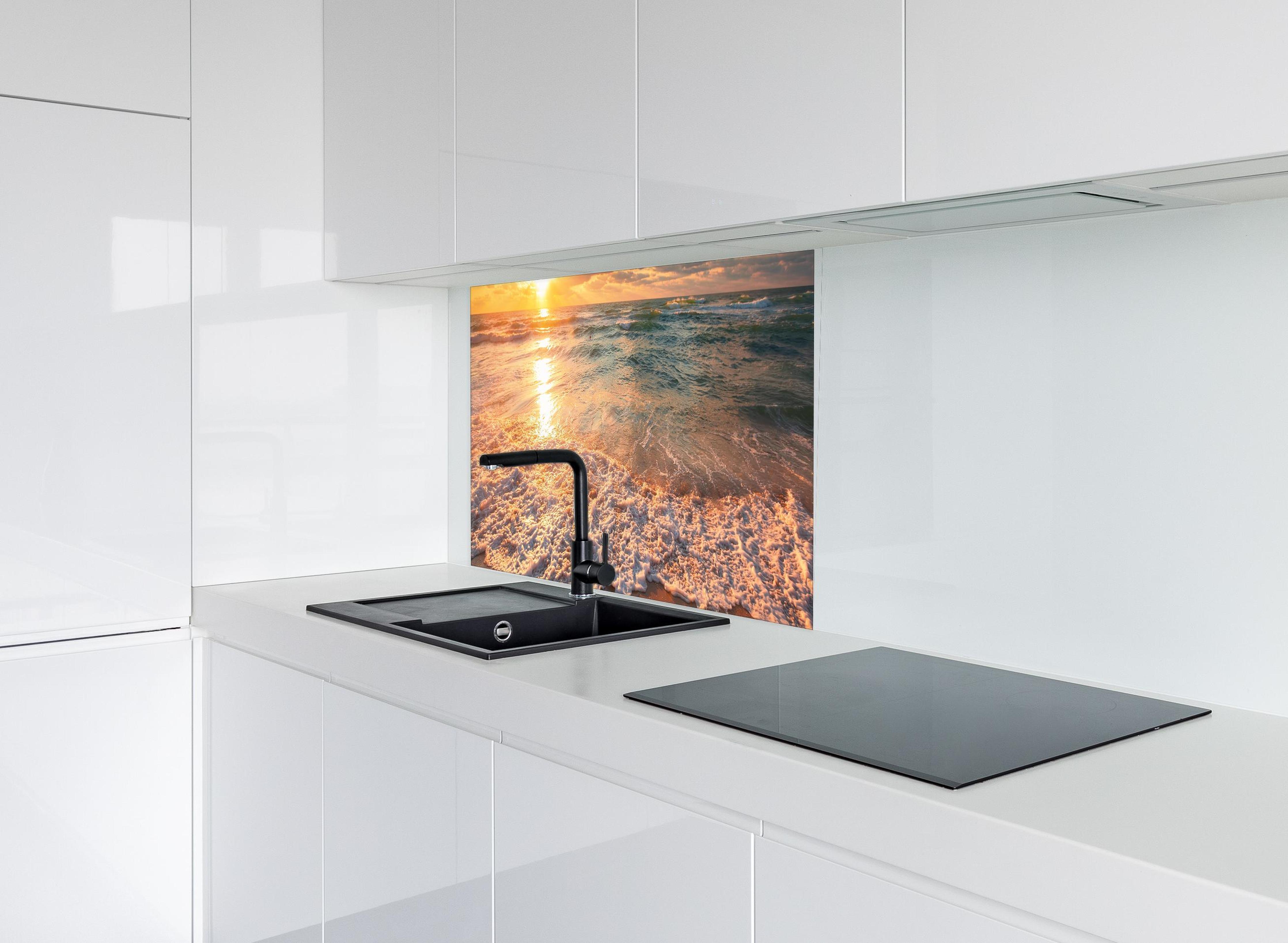 Spritzschutz - Schönes Sonnenlicht am Strand hinter modernem schwarz-matten Spülbecken in weißer Hochglanz-Küche