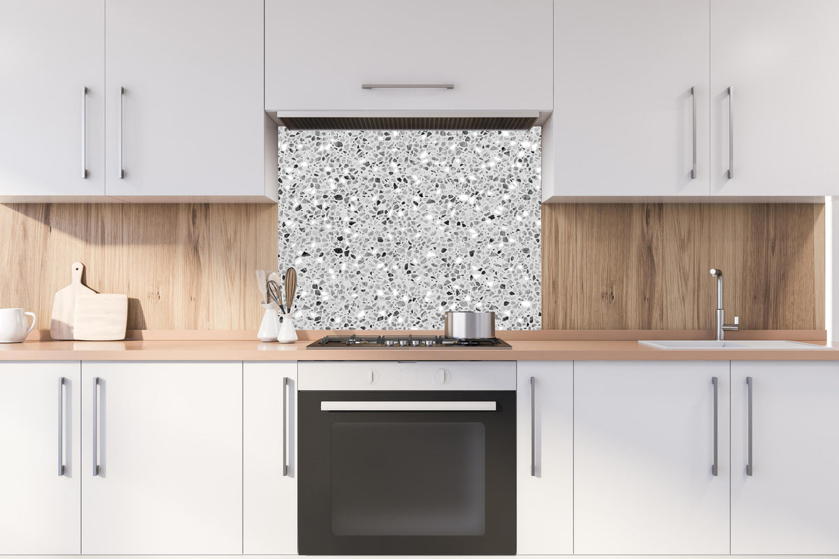 Spritzschutz - Schwarz-Weiße graue Terrazzo Stein Textur hinter stilvollem Gasherd unter Dunstabzugshaube