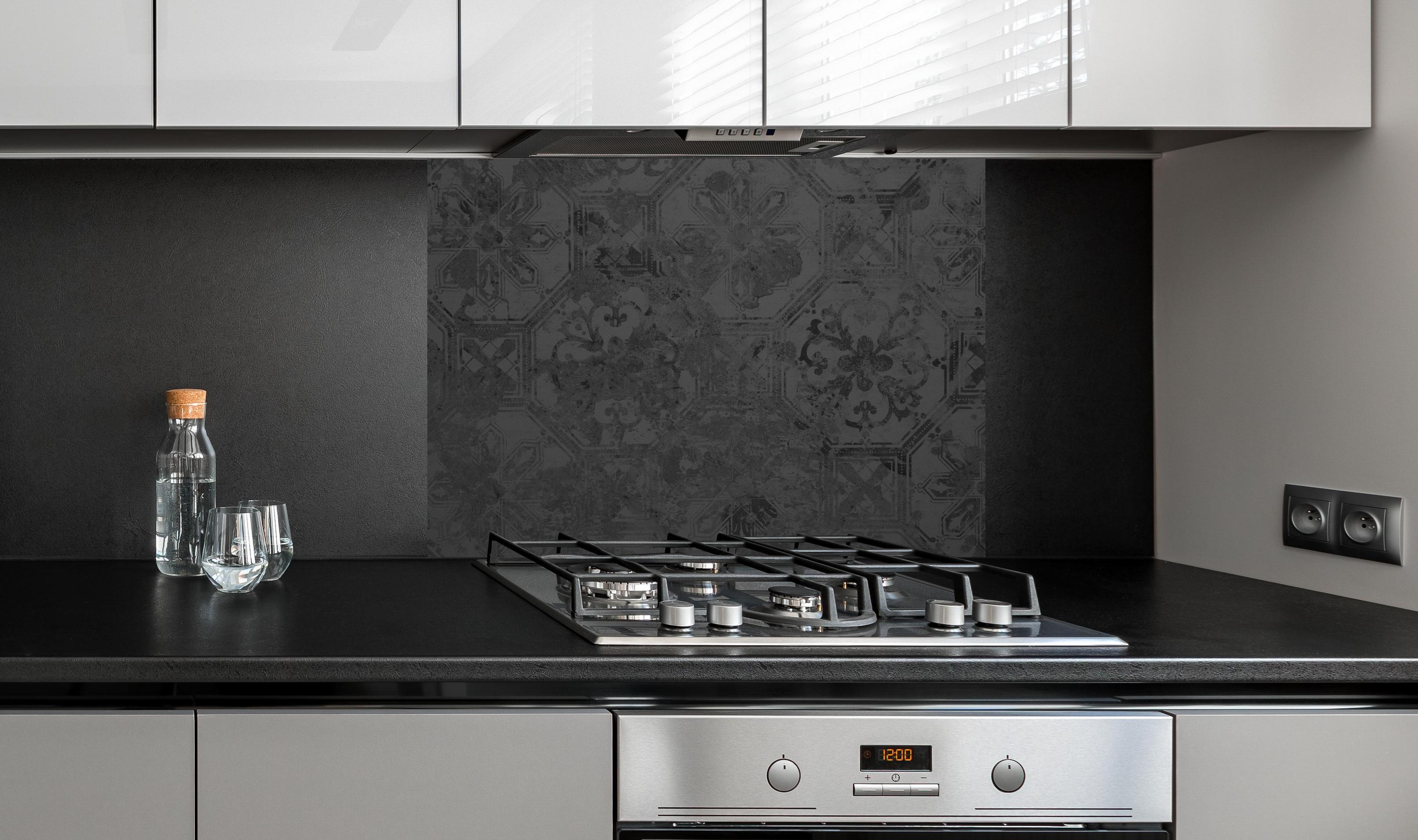 Spritzschutz - Schwarze Keramik Motiv an edler Anthrazit-Wand hinter silbernem Gasherd