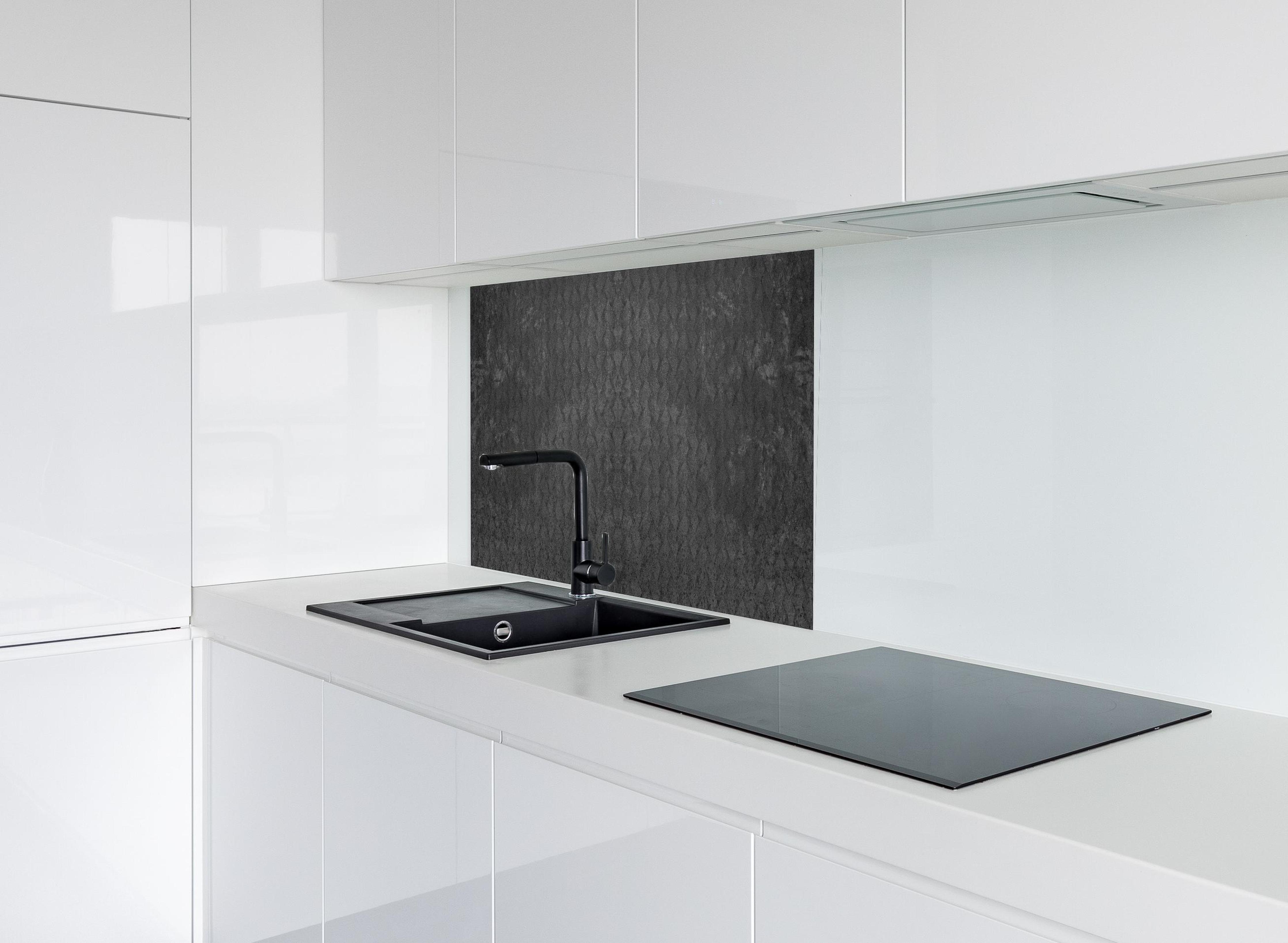 Spritzschutz - Schwarze geometrisches Betonwand hinter modernem schwarz-matten Spülbecken in weißer Hochglanz-Küche