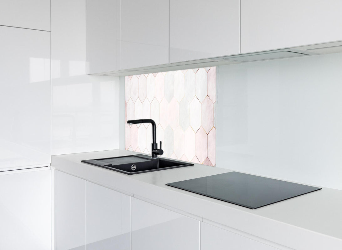 Spritzschutz - Sechseck rosa Marmor Muster  hinter modernem schwarz-matten Spülbecken in weißer Hochglanz-Küche