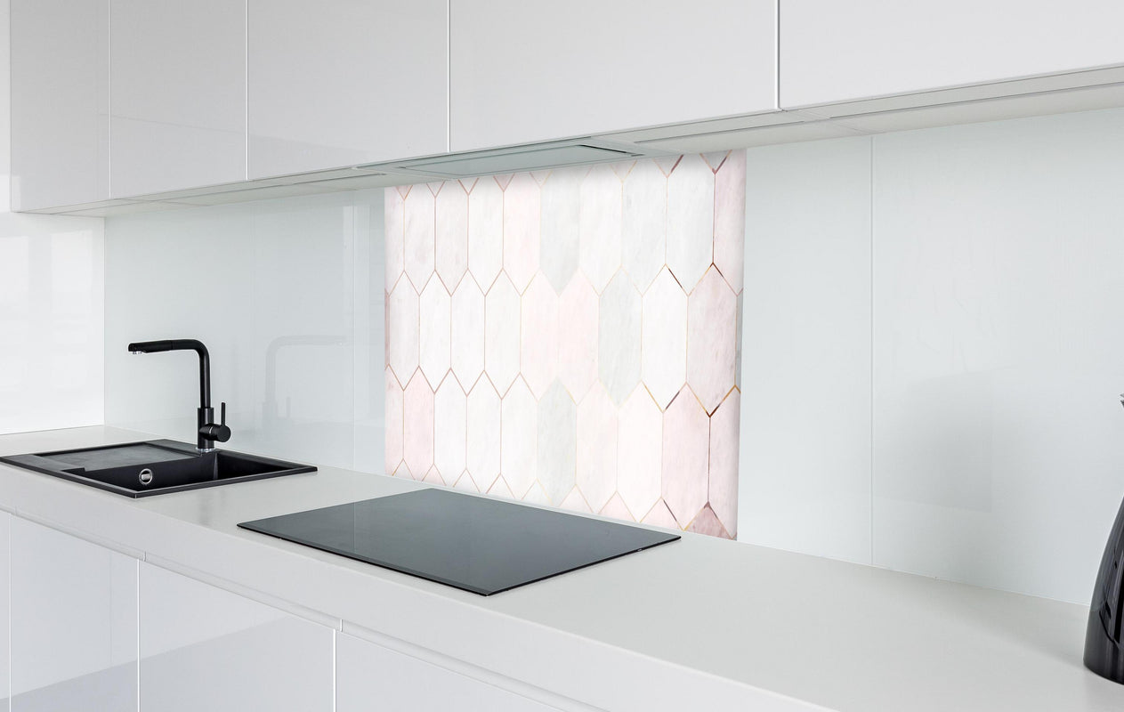 Spritzschutz - Sechseck rosa Marmor Muster   in weißer Hochglanz-Küche hinter einem Cerankochfeld