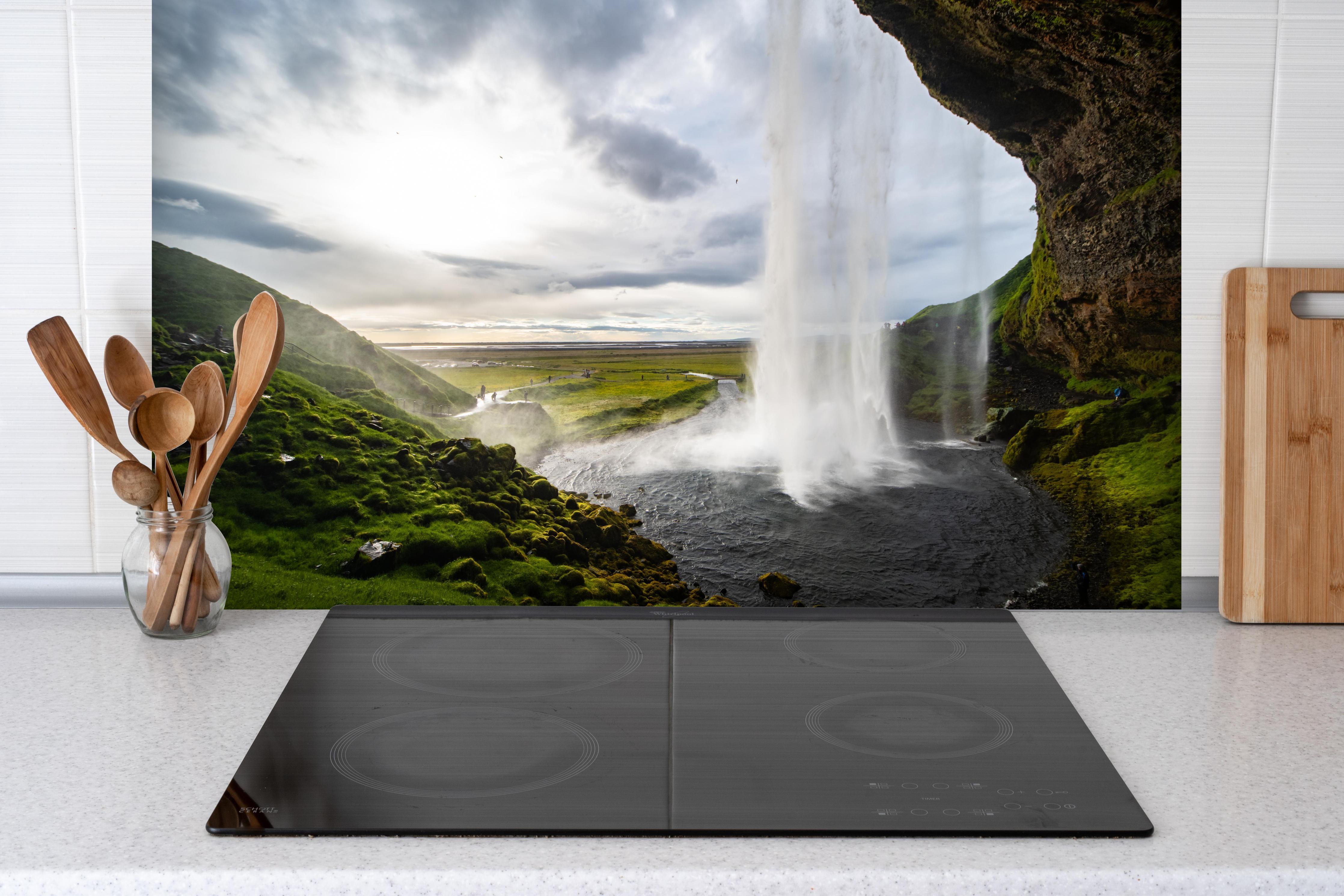 Spritzschutz - Seljalandsfoss Wasserfall hinter einem Cerankochfeld zwischen Holz-Kochutensilien
