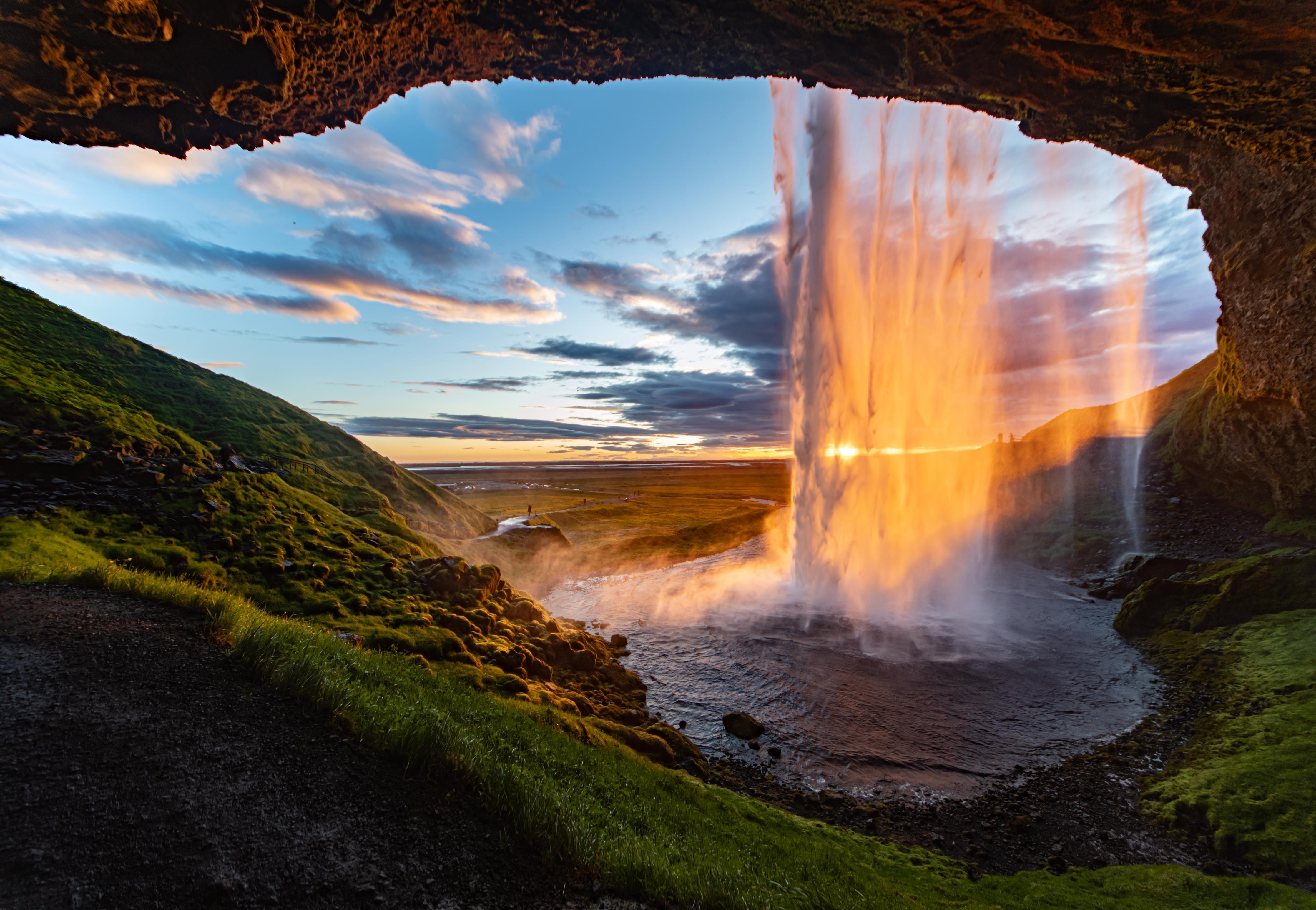 Spritzschutz-Seljalandsfoss Wasserfall in Island bei Sonnenuntergang