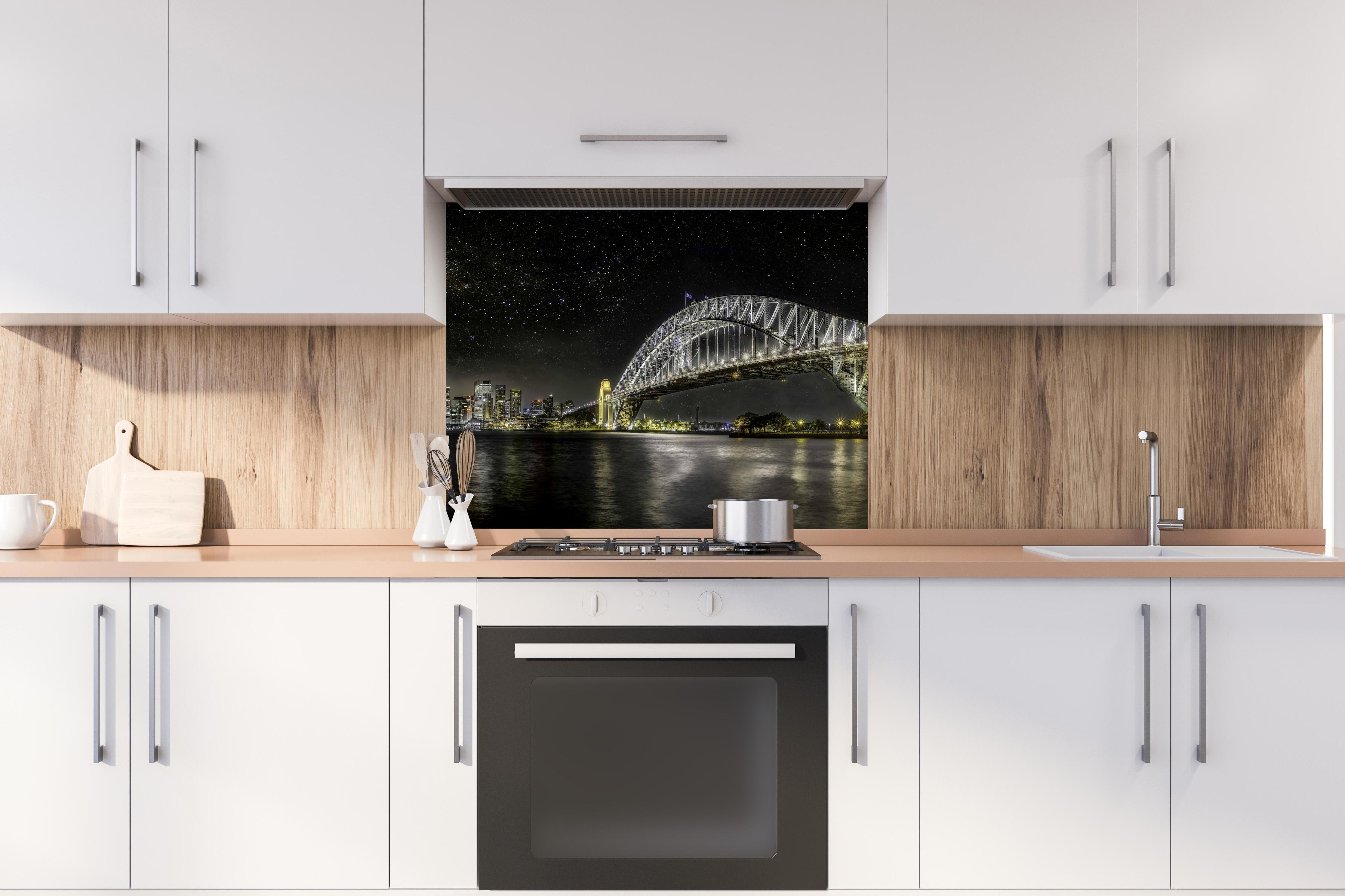 Spritzschutz - Skyline - Sydney hinter stilvollem Gasherd unter Dunstabzugshaube